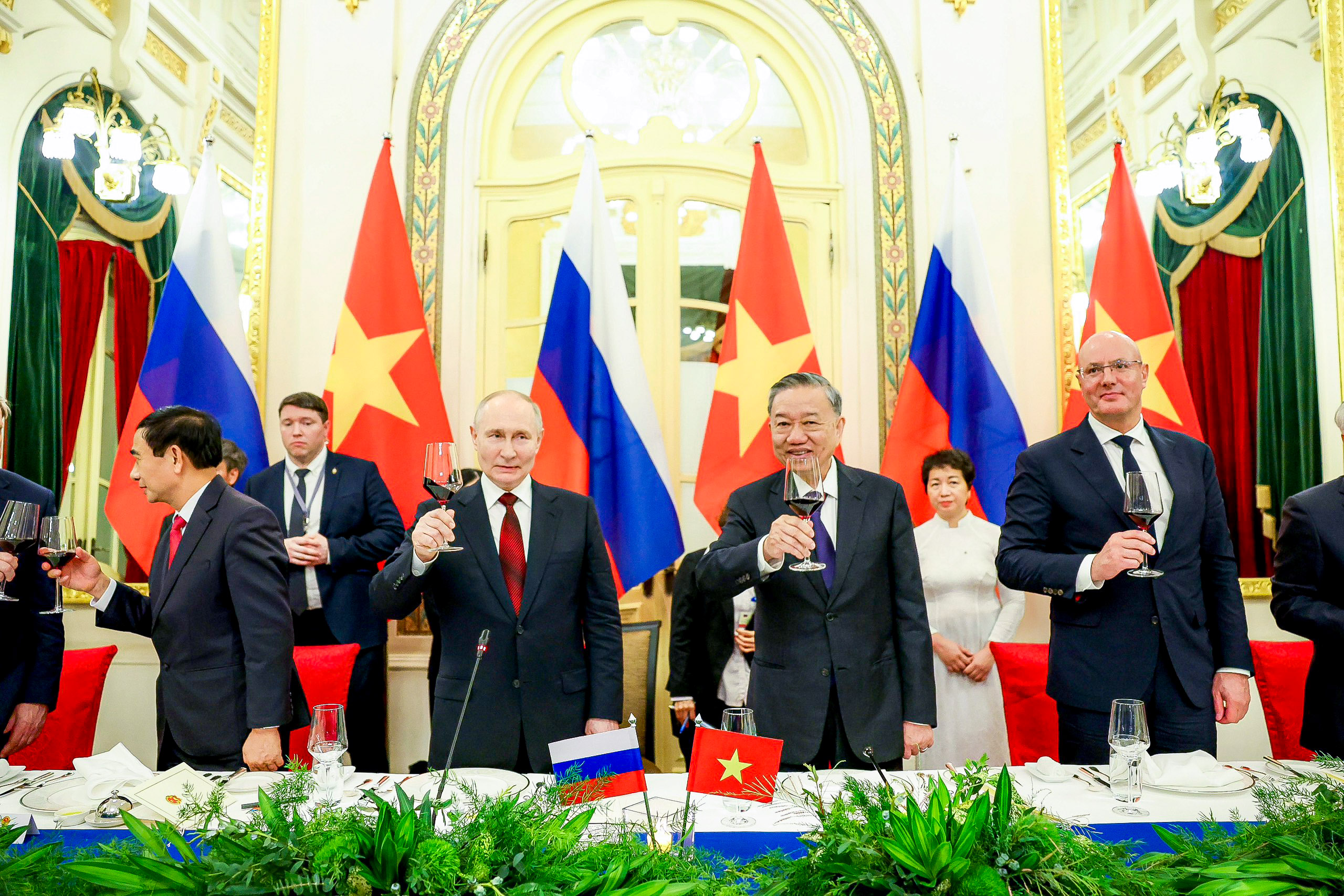 Hơn 20 giờ Tổng thống Putin ở H&agrave; Nội- Ảnh 21.