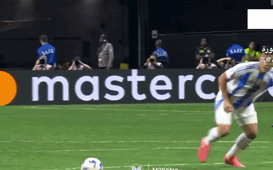 Xem lại t&igrave;nh huống khiến Messi đau đớn, fan v&agrave; truyền th&ocirc;ng chết lặng