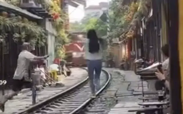 "Phố c&agrave; ph&ecirc; đường t&agrave;u" lại n&oacute;ng hầm hập- Ảnh 1.