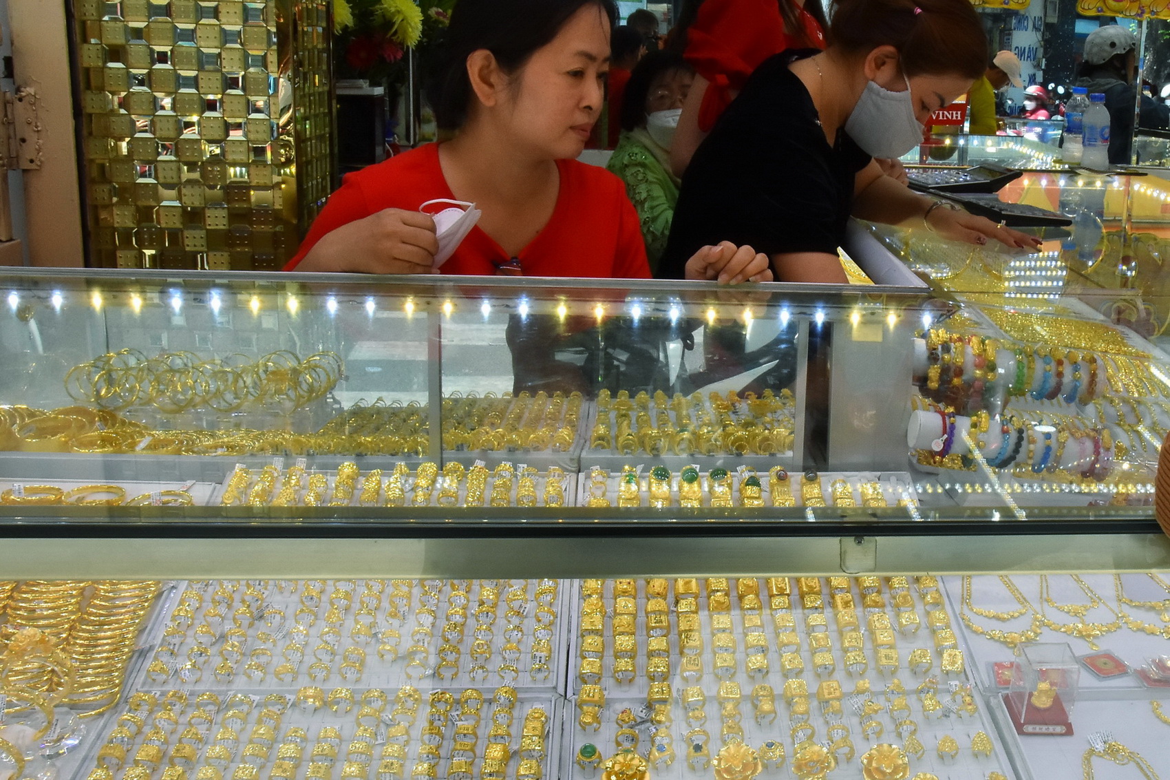 Gi&aacute; v&agrave;ng h&ocirc;m nay, 21-6: Bất ngờ giảm mạnh- Ảnh 1.