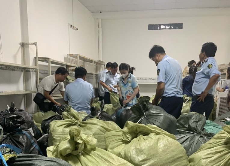 V&igrave; sao QLTT C&agrave; Mau tạm giữ nhiều tấn h&agrave;ng của 