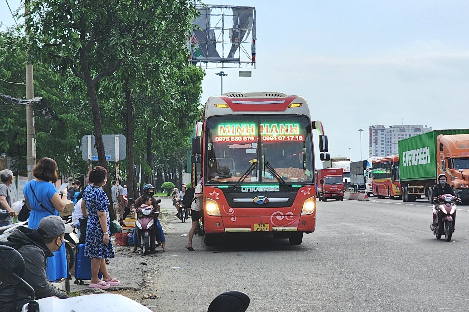 Xe khách giường nằm đón khách chớp nhoáng gần Bến xe An Sương- Ảnh 3.