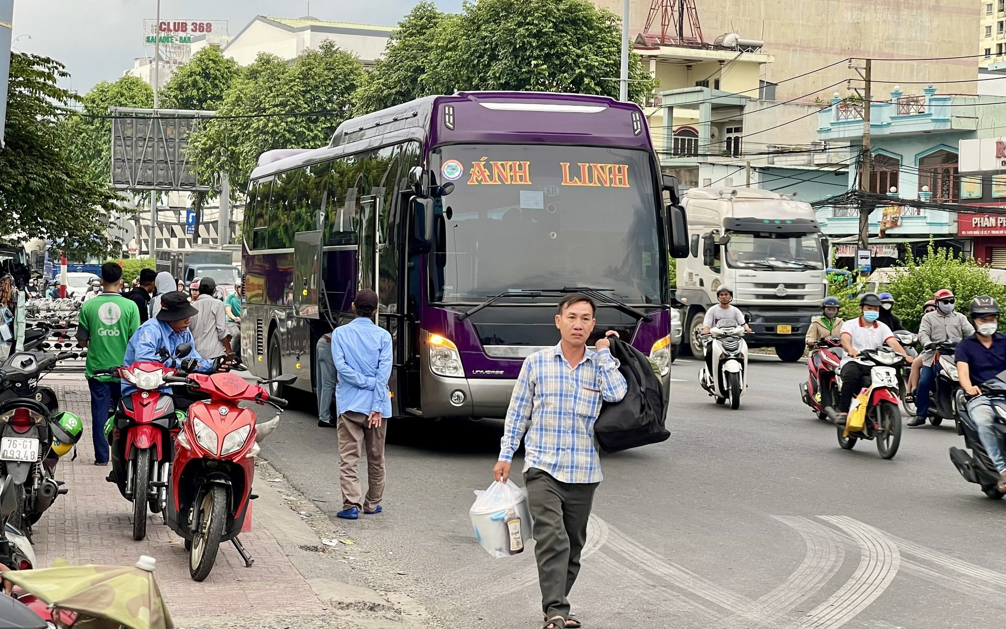 Xe khách giường nằm đón khách chớp nhoáng gần Bến xe An Sương