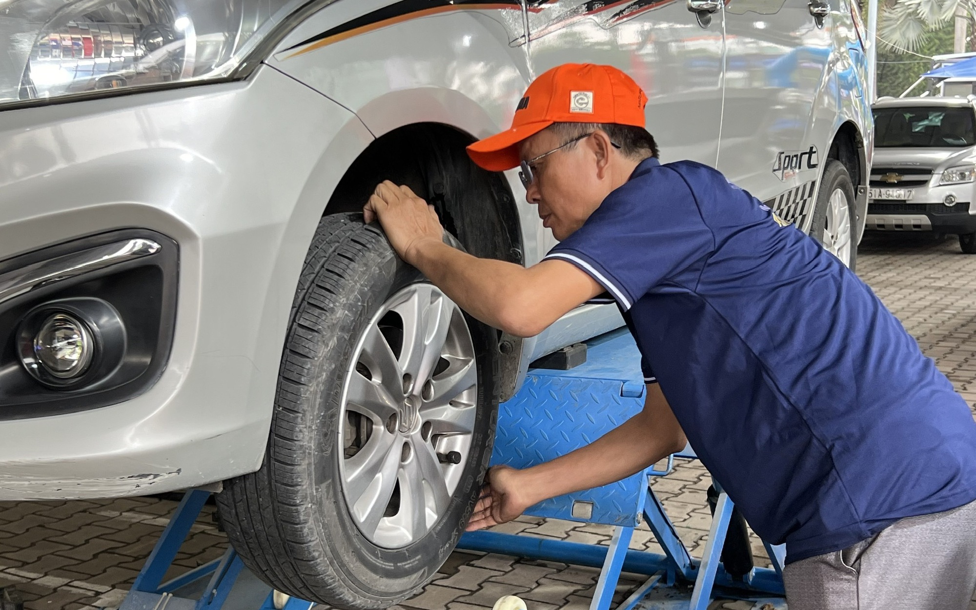 TP HCM: Cuối tuần, hàng trăm ô tô xếp hàng chờ bảo dưỡng xe miễn phí