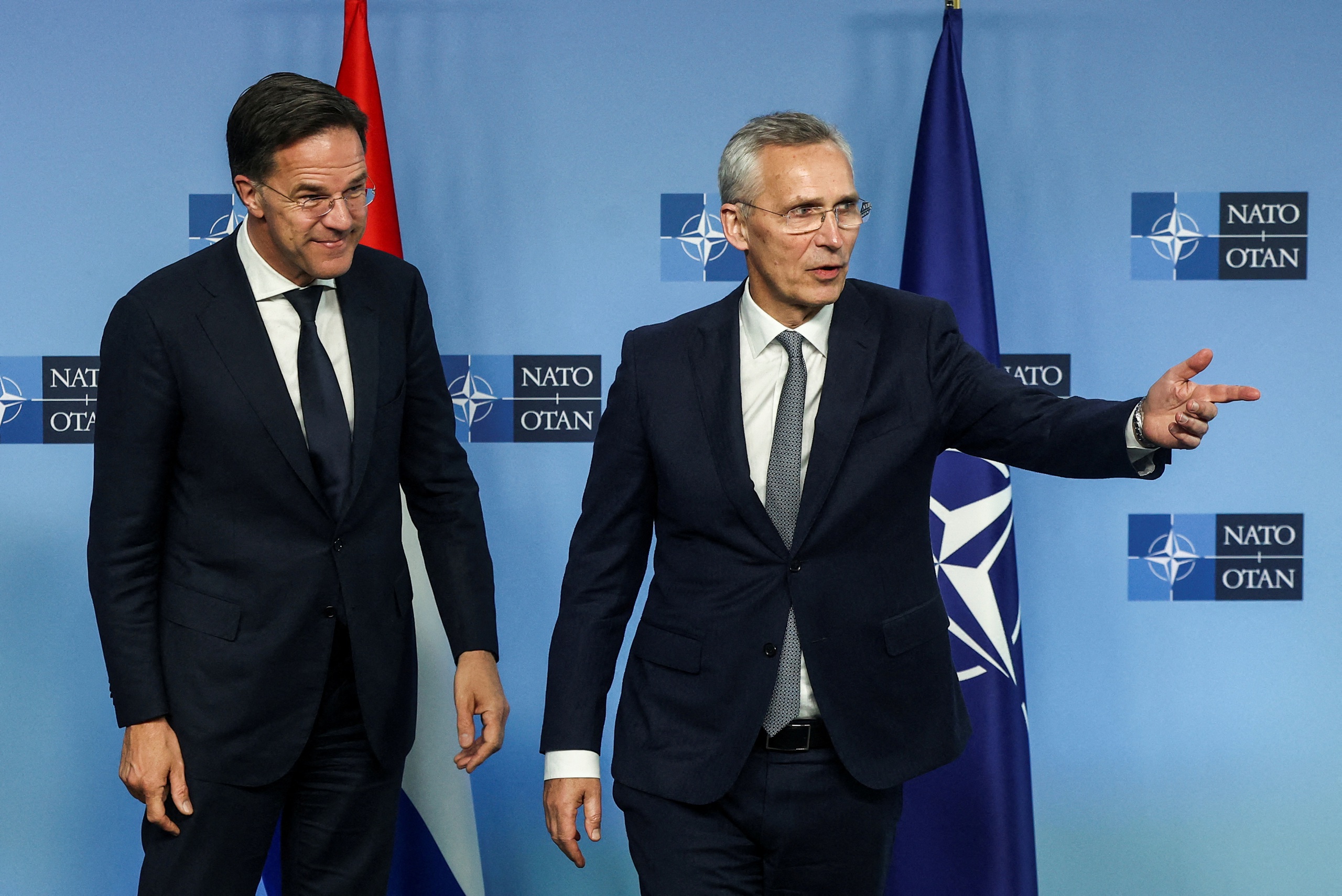 Ông Mark Rutte (trái), thủ tướng sắp mãn nhiệm của Hà Lan, và Tổng thư ký NATO Jens Stoltenberg tại trụ sở NATO ở thủ đô Brussels – Bỉ hôm 17-4 Ảnh: Reuters