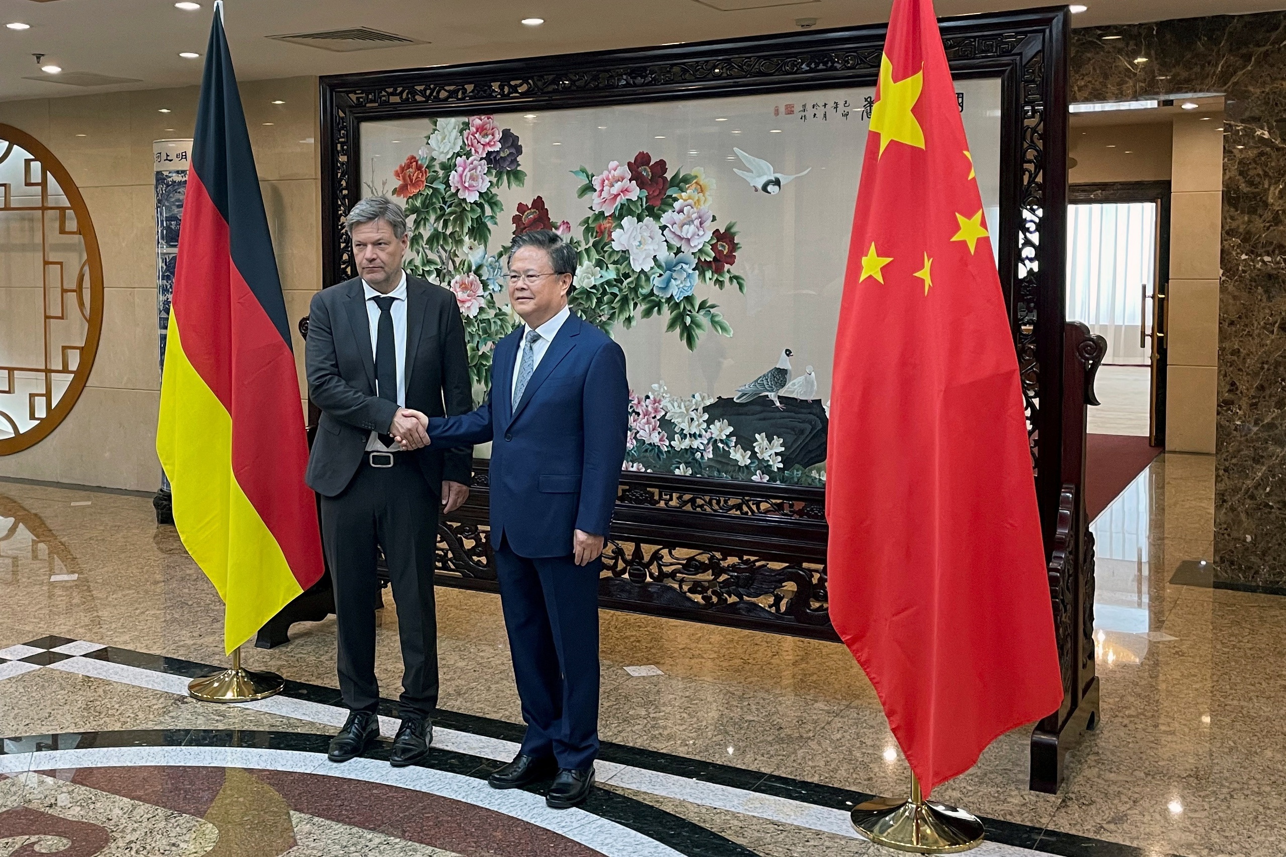 Ph&oacute; Thủ tướng ki&ecirc;m Bộ trưởng Kinh tế Đức Robert Habeck (tr&aacute;i) bắt tay Chủ tịch Ủy ban Cải c&aacute;ch v&agrave; Ph&aacute;t triển Quốc gia Trung Quốc Zheng Shanjie ở Bắc Kinh ng&agrave;y 22-6 Ảnh: REUTERS