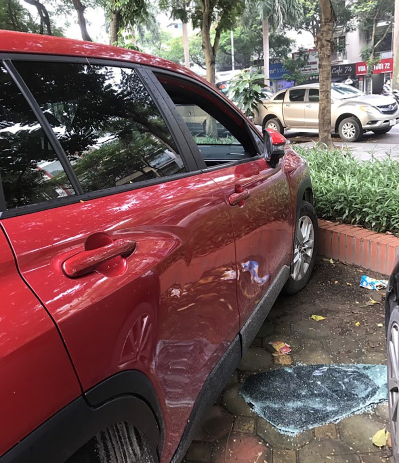 Làm quán cơm thiện nguyện không đủ tiền tiêu, đập kính hàng loạt xe ôtô để trộm cắp- Ảnh 2.