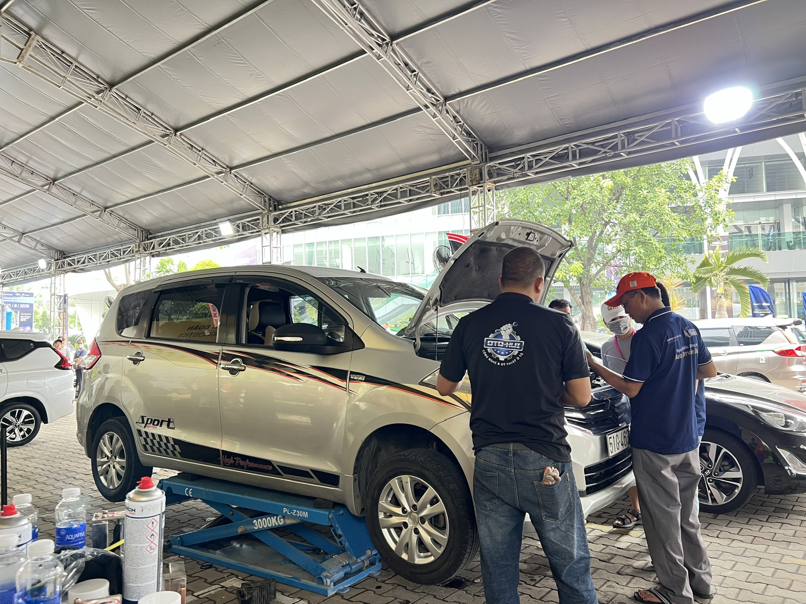 TP HCM: Cuối tuần, h&agrave;ng trăm &ocirc; t&ocirc; xếp h&agrave;ng chờ bảo dưỡng xe miễn ph&iacute;- Ảnh 5.