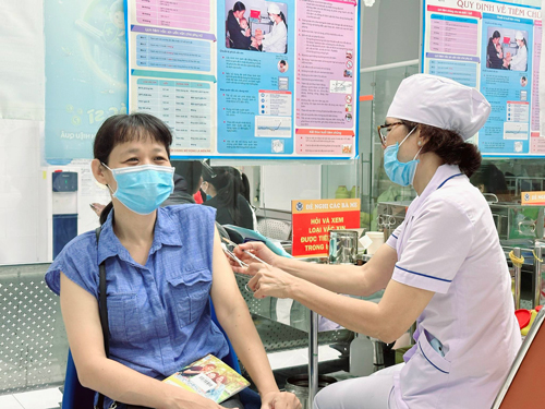 Nh&acirc;n vi&ecirc;n tham gia ph&ograve;ng chống dịch tại HCDC được ti&ecirc;m vắc-xin ngừa bệnh sởi