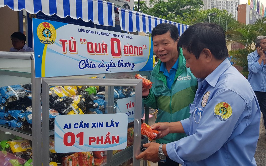 Chiếc tủ thần kỳ của lao động nghèo: Ai có thì tặng, ai cần thì lấy