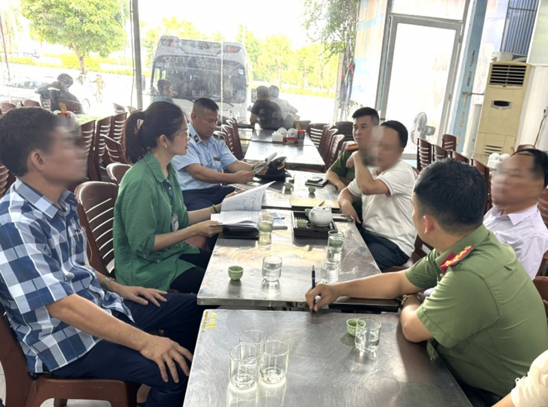 Một nh&agrave; h&agrave;ng ở Hạ Long đ&atilde; ni&ecirc;m yết gi&aacute; kh&ocirc;ng r&otilde; c&ograve;n khi&ecirc;u kh&iacute;ch kh&aacute;ch- Ảnh 1.
