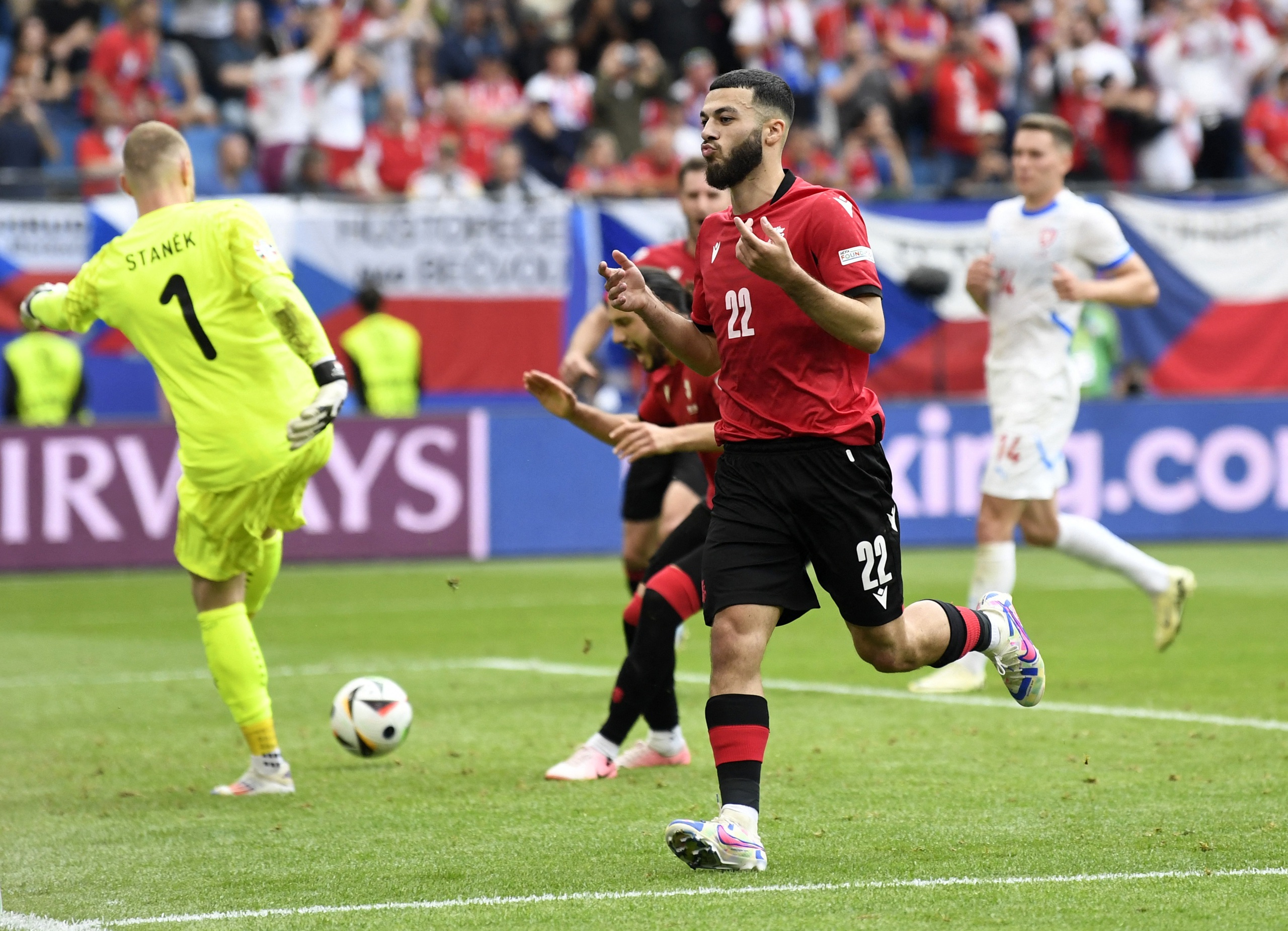Georges Mikautadze l&agrave; cầu thủ thứ ba c&oacute; c&uacute; đ&uacute;p tại Euro 2024