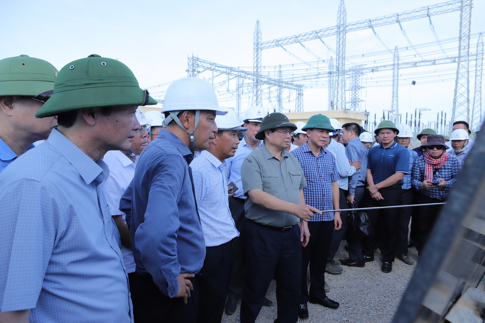 Thủ tướng động vi&ecirc;n người lao động thi c&ocirc;ng đường d&acirc;y 500 kV dưới nắng n&oacute;ng đỉnh điểm - Ảnh 12.
