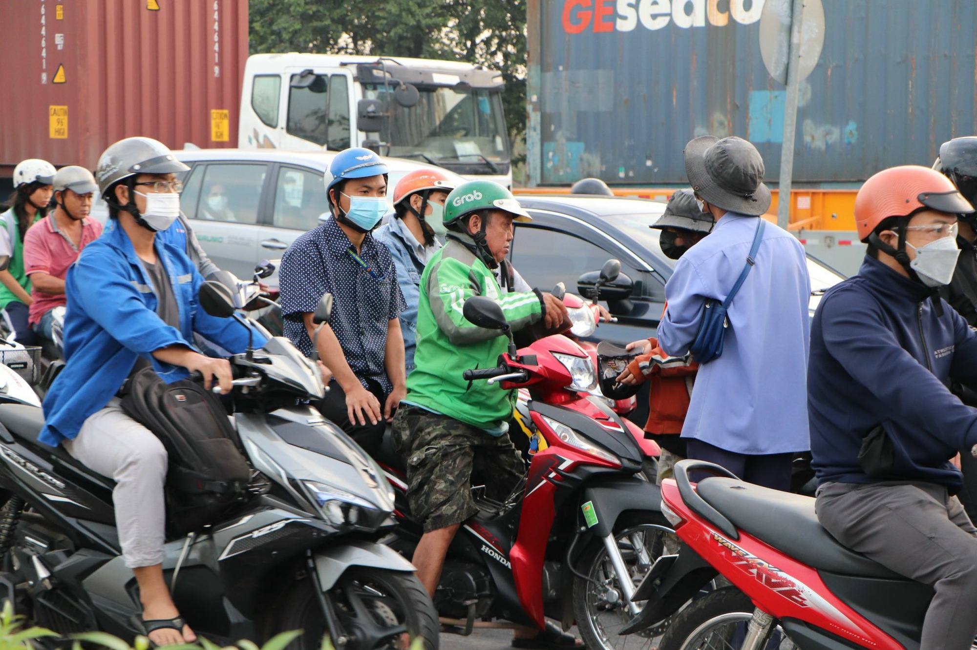 Tăng cường kiểm tra, xử l&yacute; người lang thang xin ăn- Ảnh 1.