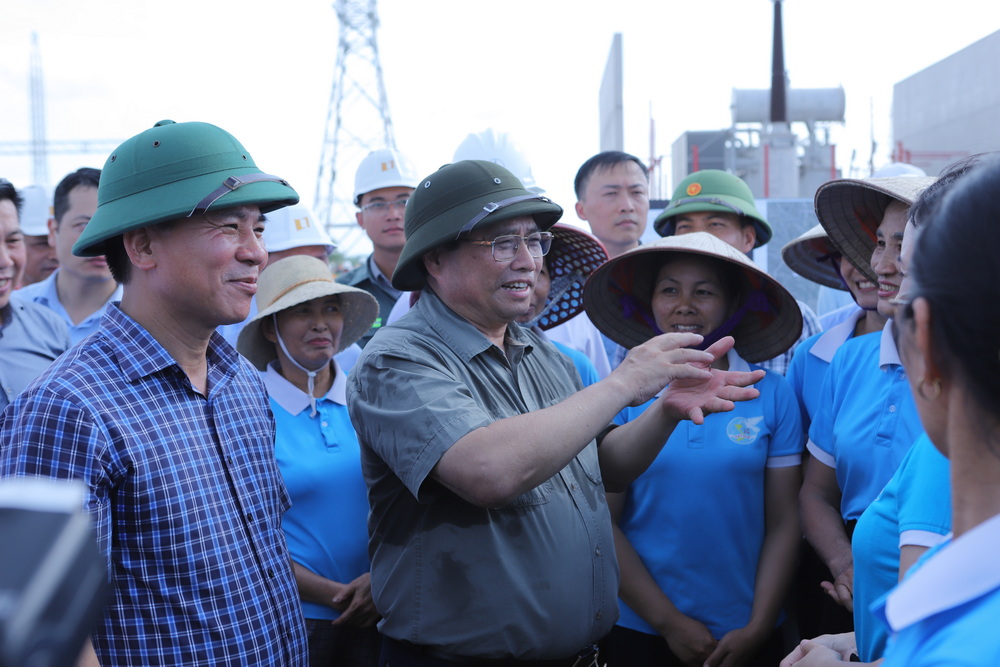 Thủ tướng động vi&ecirc;n người lao động thi c&ocirc;ng đường d&acirc;y 500 kV dưới nắng n&oacute;ng đỉnh điểm - Ảnh 2.