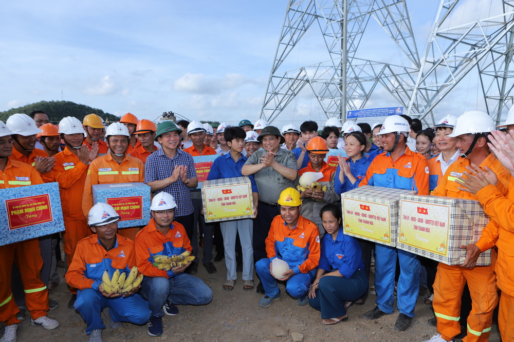 Thủ tướng động vi&ecirc;n người lao động thi c&ocirc;ng đường d&acirc;y 500 kV dưới nắng n&oacute;ng đỉnh điểm - Ảnh 3.
