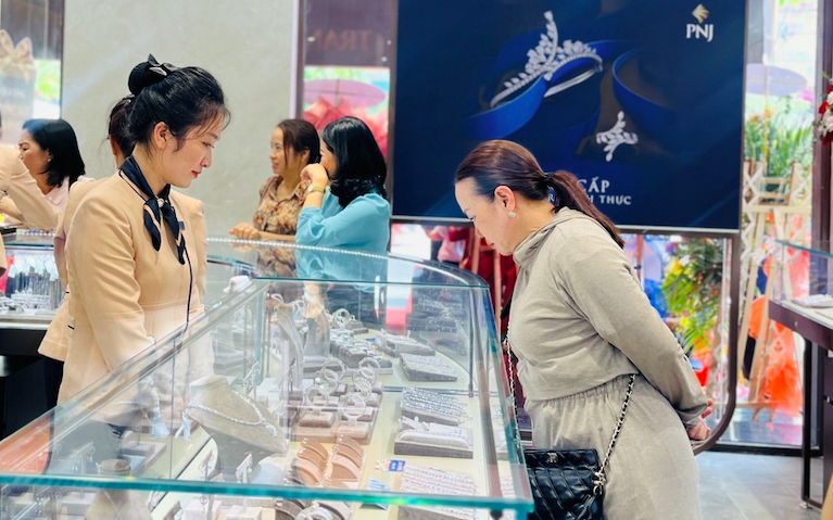 Giá vàng nhẫn "quay xe" giảm, vàng miếng SJC ổn định