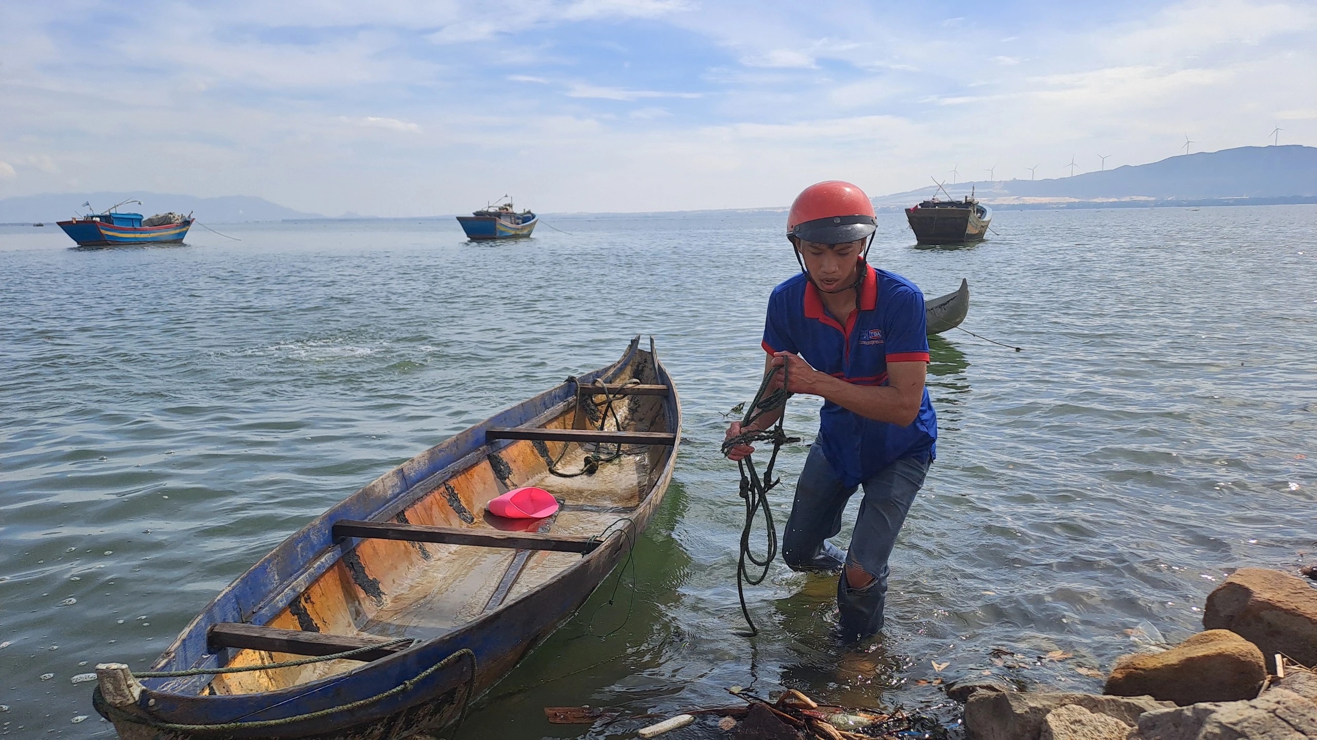 B&igrave;nh Định: Kịp thời cứu sống một phụ nữ nhảy cầu tự tử- Ảnh 1.