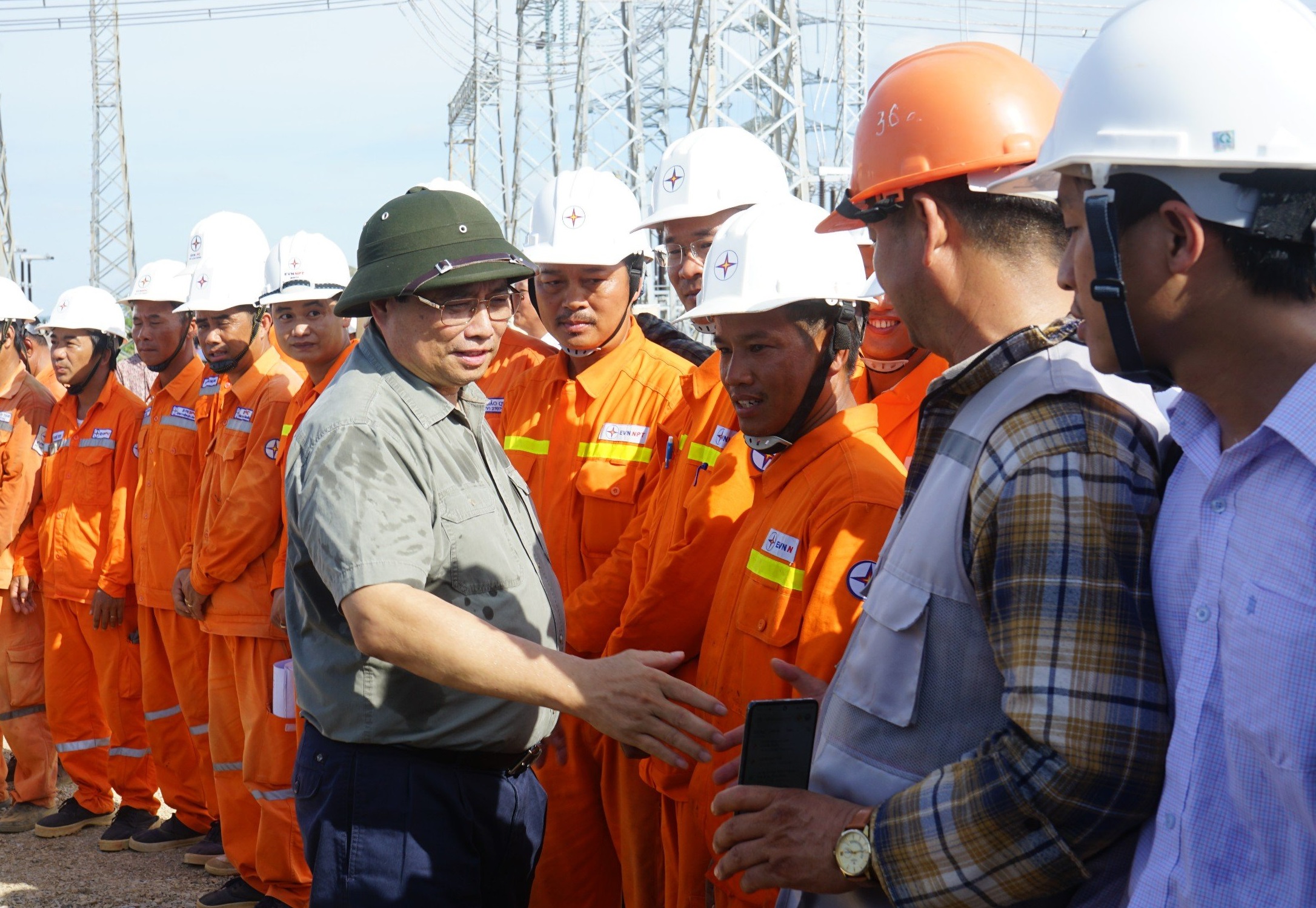 Thủ tướng động vi&ecirc;n người lao động thi c&ocirc;ng đường d&acirc;y 500 kV dưới nắng n&oacute;ng đỉnh điểm - Ảnh 4.