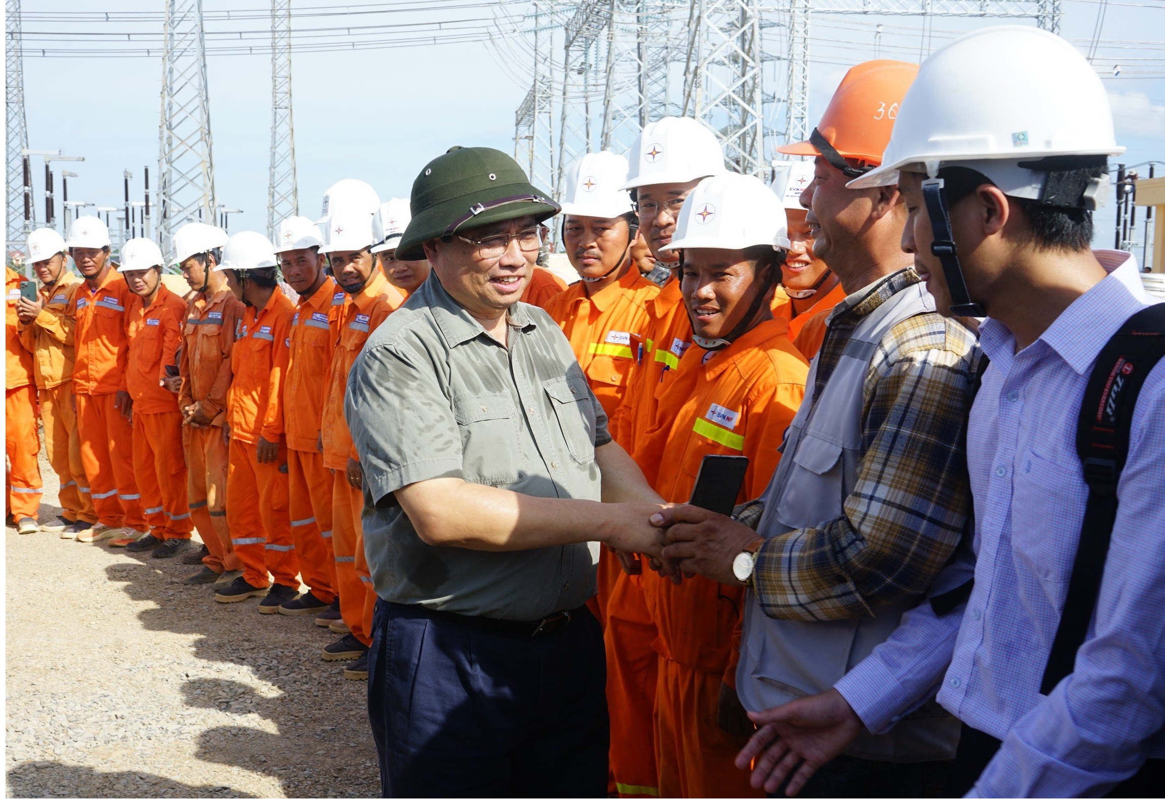 Thủ tướng động vi&ecirc;n người lao động thi c&ocirc;ng đường d&acirc;y 500 kV dưới nắng n&oacute;ng đỉnh điểm - Ảnh 1.