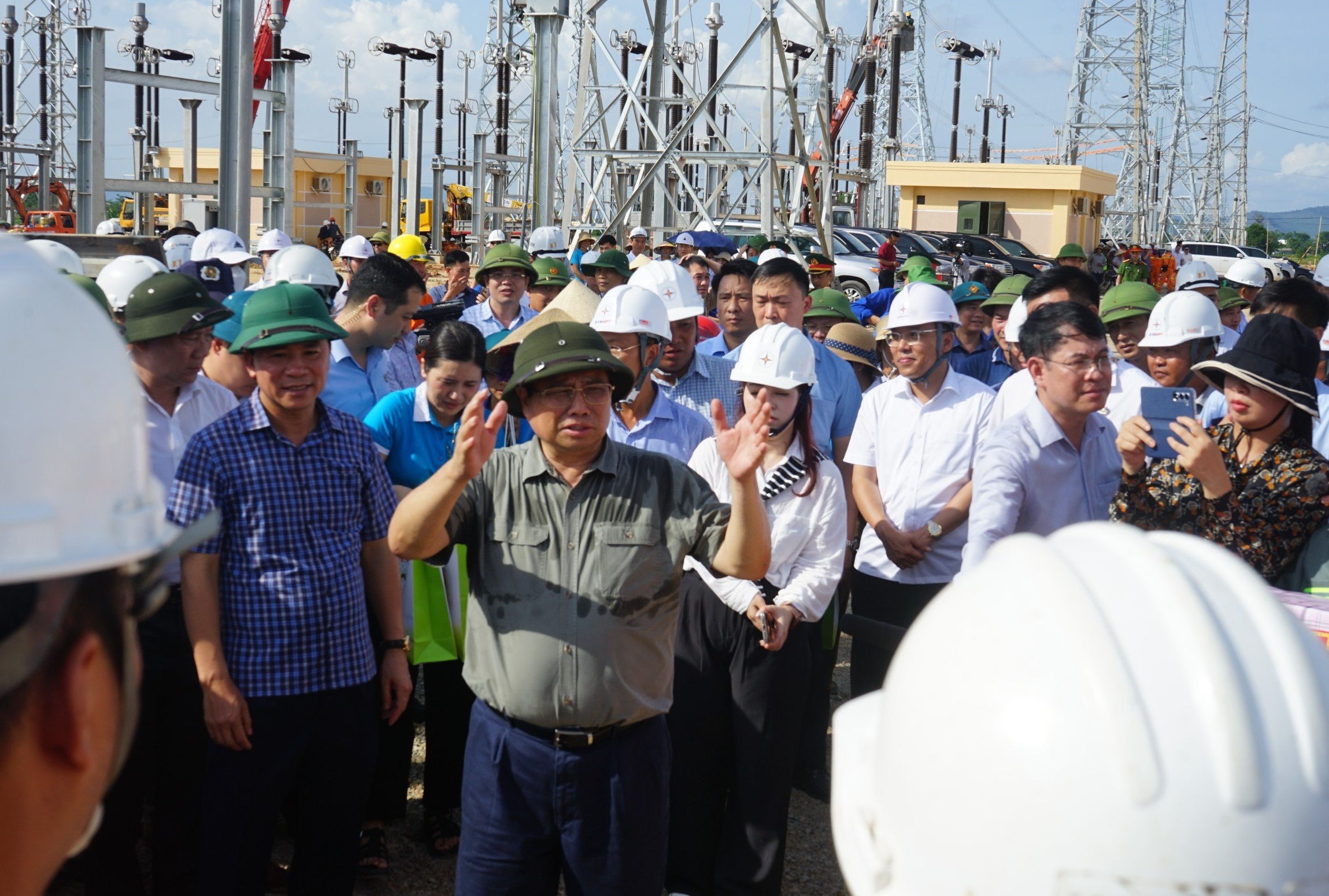 Thủ tướng động vi&ecirc;n người lao động thi c&ocirc;ng đường d&acirc;y 500 kV dưới nắng n&oacute;ng đỉnh điểm - Ảnh 5.