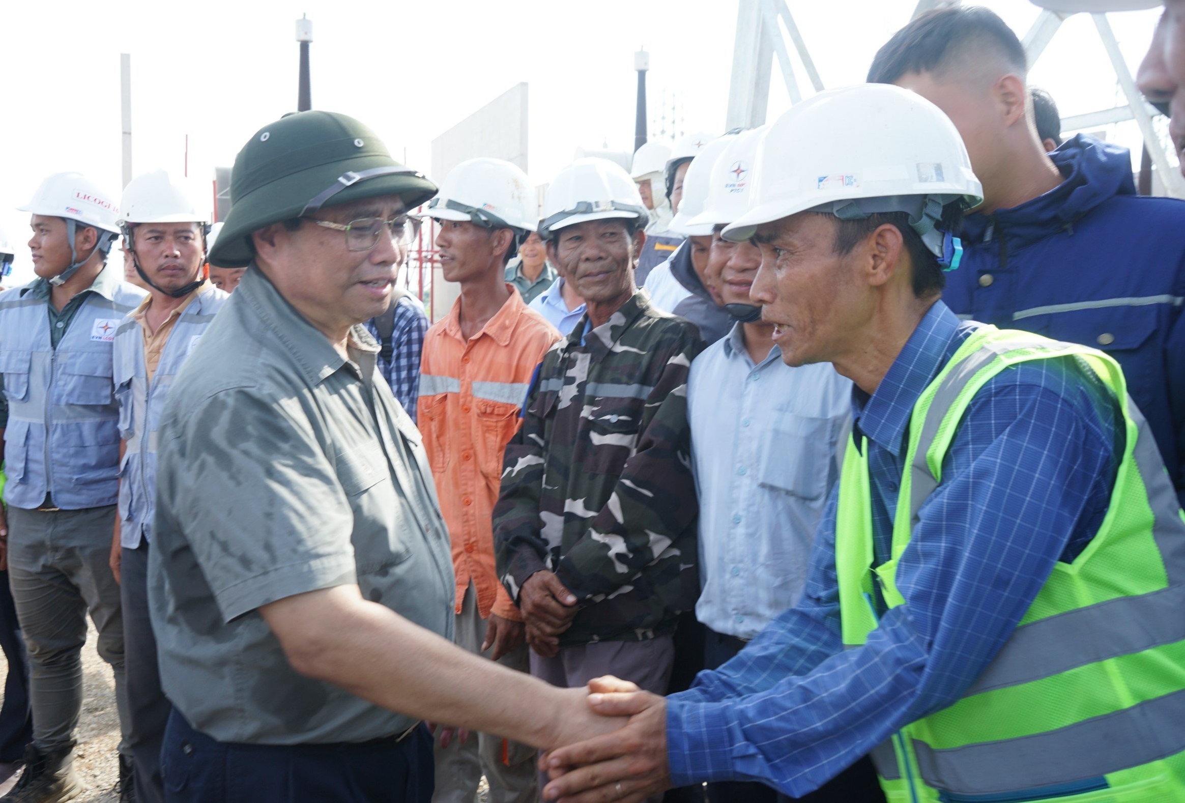 Thủ tướng động vi&ecirc;n người lao động thi c&ocirc;ng đường d&acirc;y 500 kV dưới nắng n&oacute;ng đỉnh điểm - Ảnh 6.