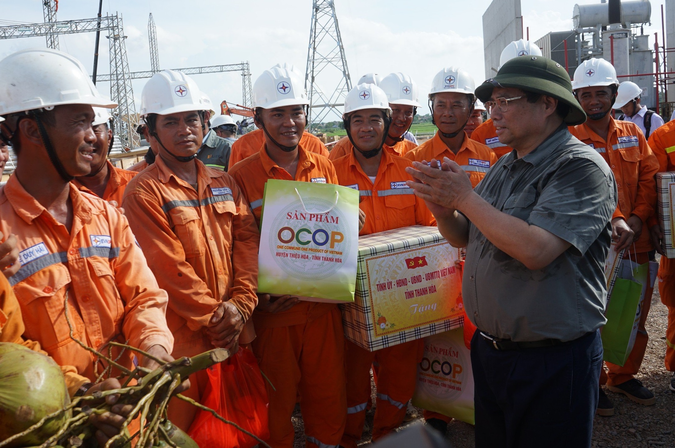 Thủ tướng động vi&ecirc;n người lao động thi c&ocirc;ng đường d&acirc;y 500 kV dưới nắng n&oacute;ng đỉnh điểm - Ảnh 8.
