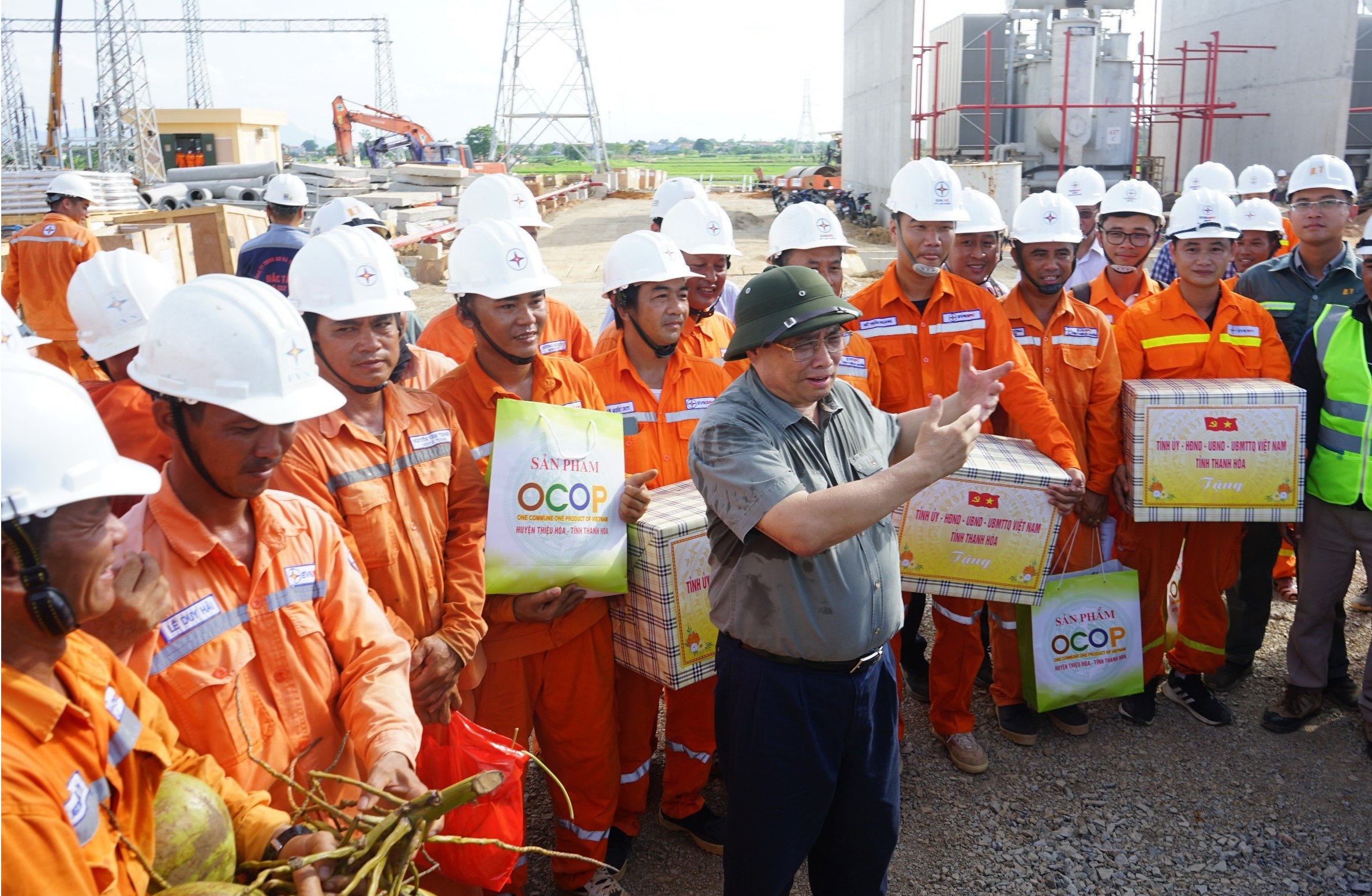 Thủ tướng động vi&ecirc;n người lao động thi c&ocirc;ng đường d&acirc;y 500 kV dưới nắng n&oacute;ng đỉnh điểm - Ảnh 9.