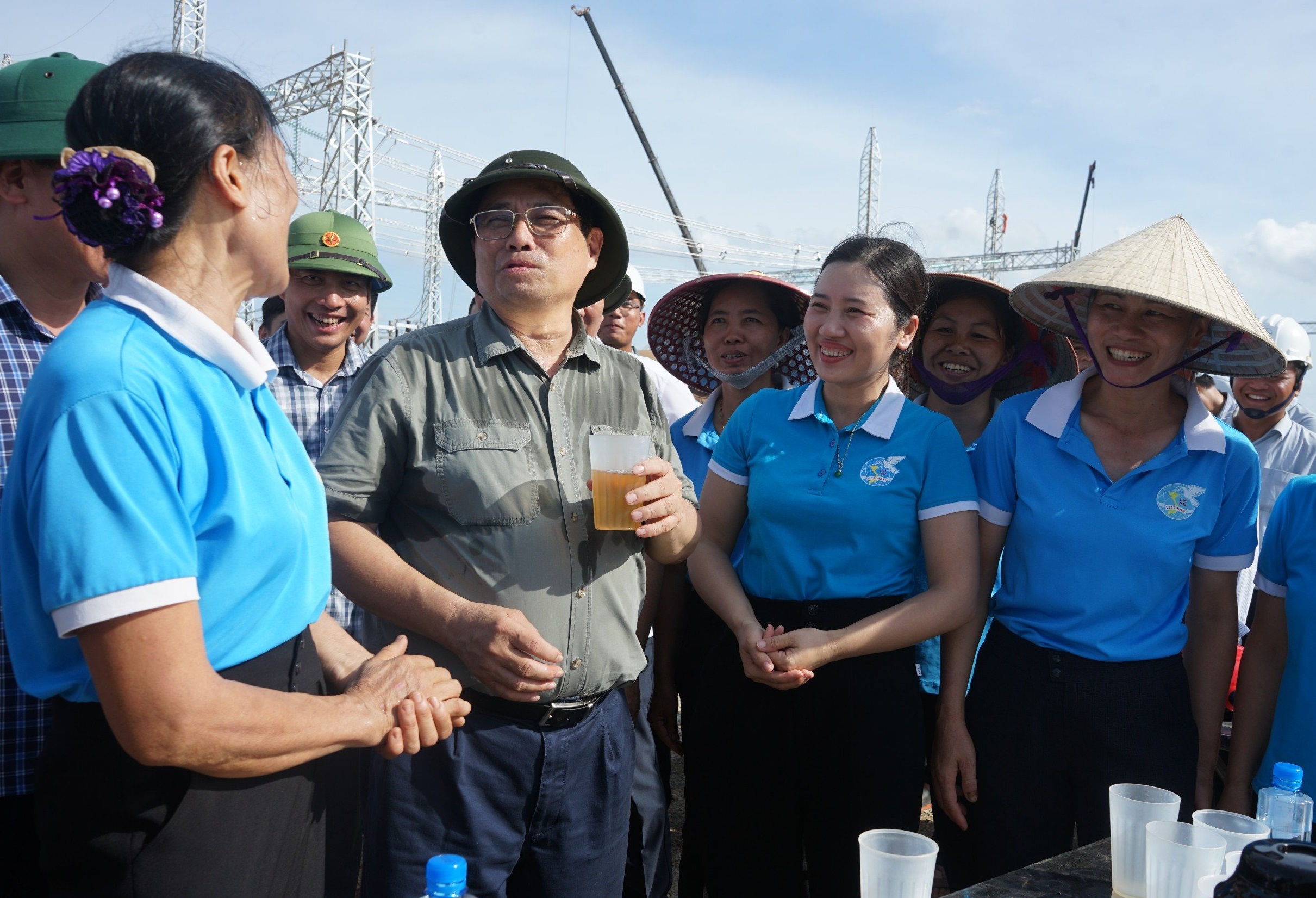 Thủ tướng động vi&ecirc;n người lao động thi c&ocirc;ng đường d&acirc;y 500 kV dưới nắng n&oacute;ng đỉnh điểm - Ảnh 11.