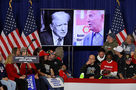 Tổng thống Joe Biden (phải) v&agrave; người tiền nhiệm Donald Trump (tr&aacute;i) tại một sự kiện vận động tranh cử ở TP Green Bay - Mỹ ng&agrave;y 2-4Ảnh: REUTERS