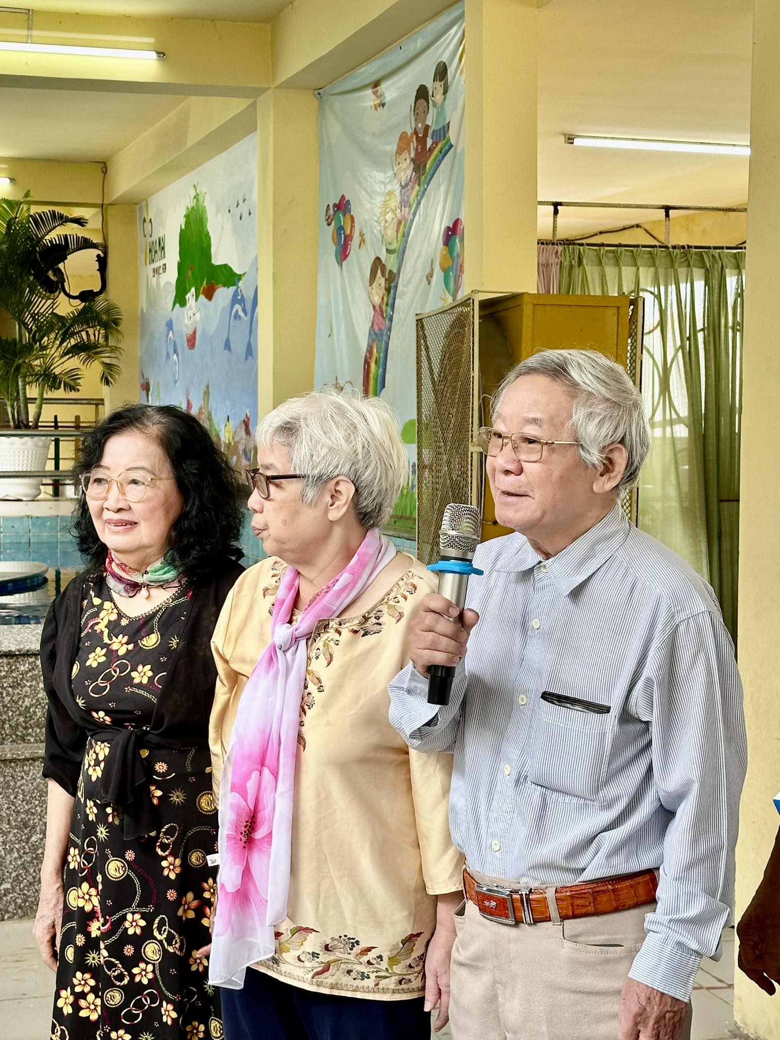 Đông khách yêu thơ, đồng nghiệp chúc mừng
