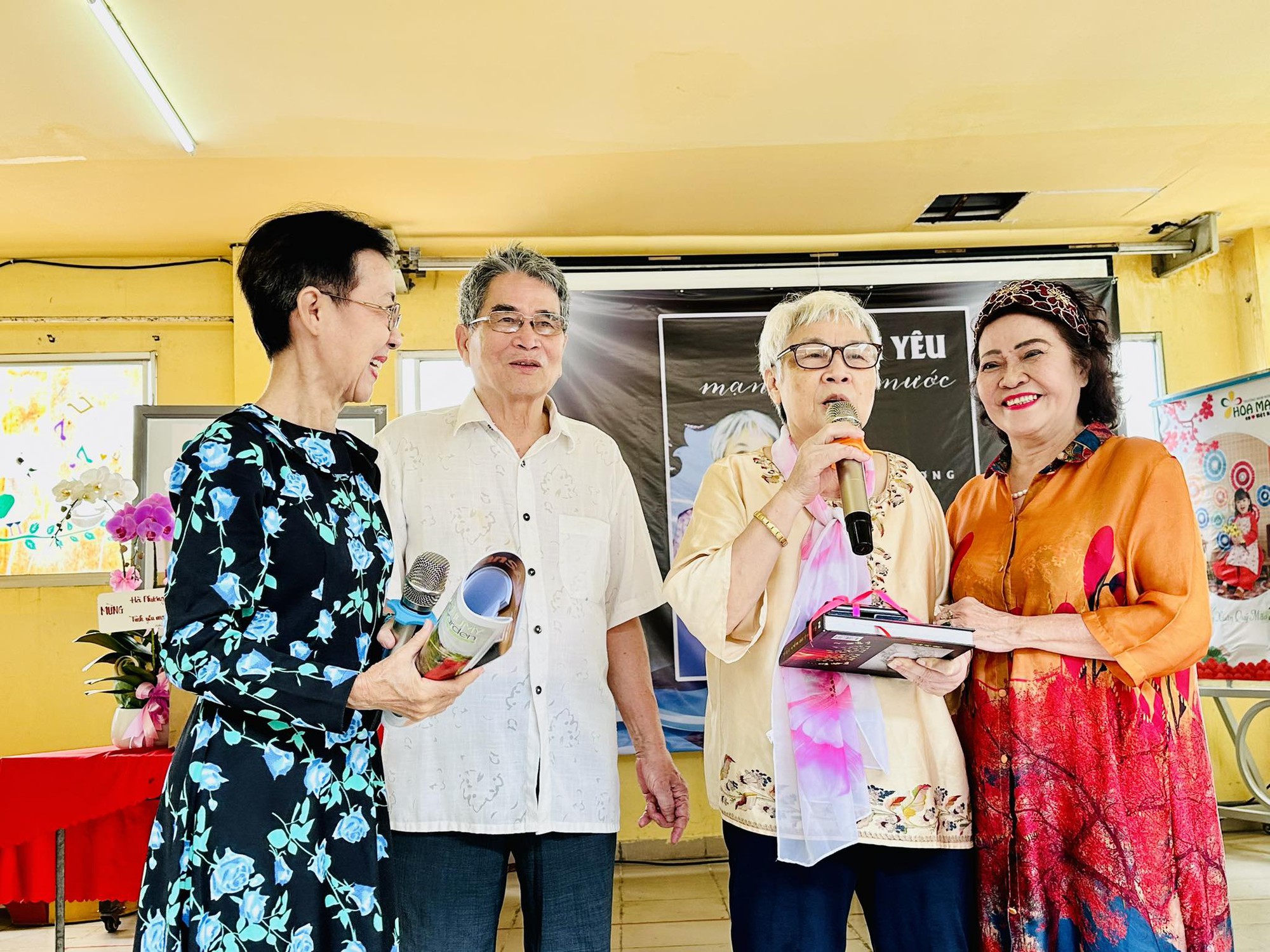 Đông khách yêu thơ, đồng nghiệp chúc mừng