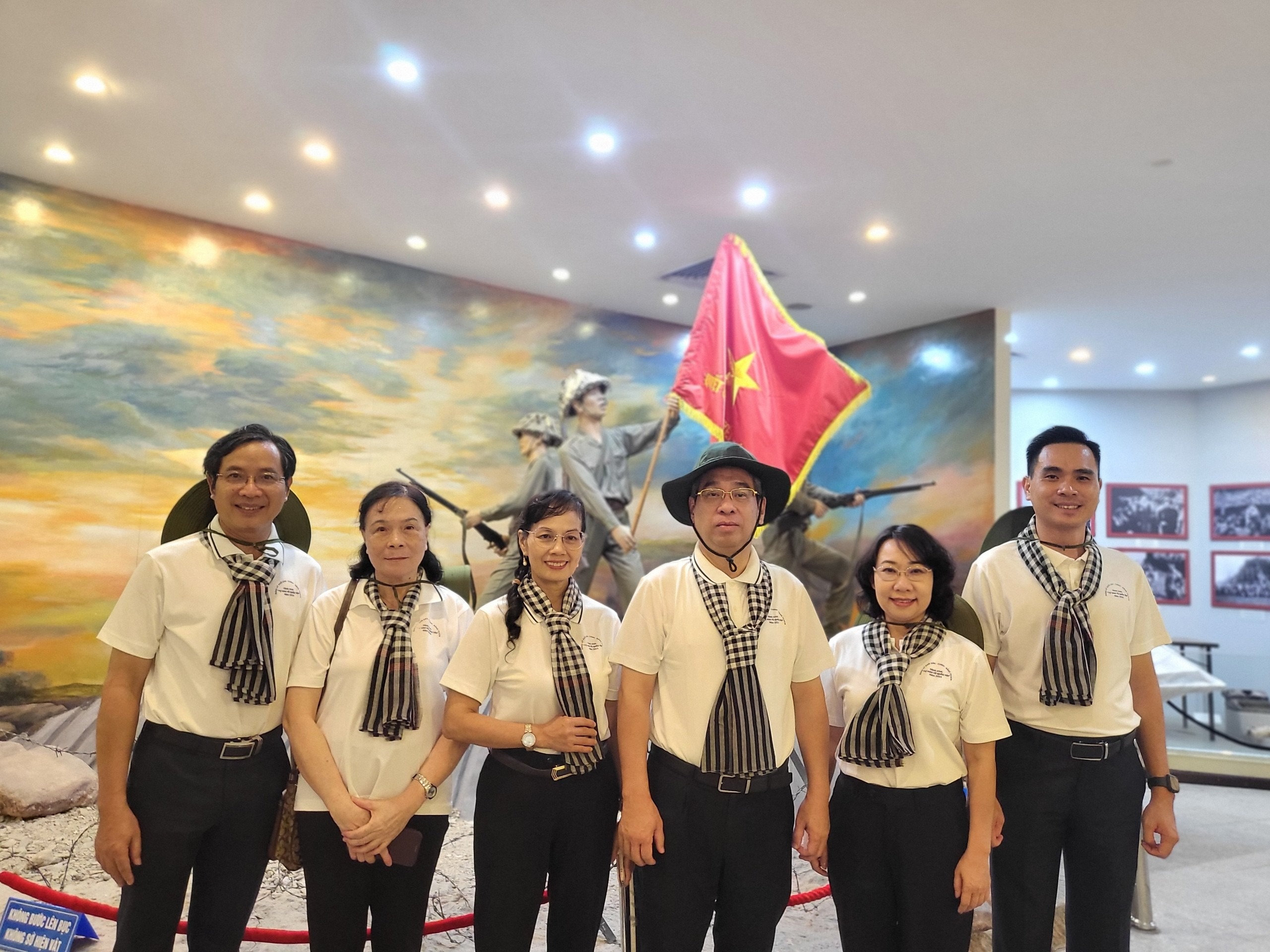 Đảng ủy khối Dân - Chính - Đảng TP HCM và Báo Người Lao Động trao tặng 1.000 lá cờ Tổ quốc - Ảnh 7.