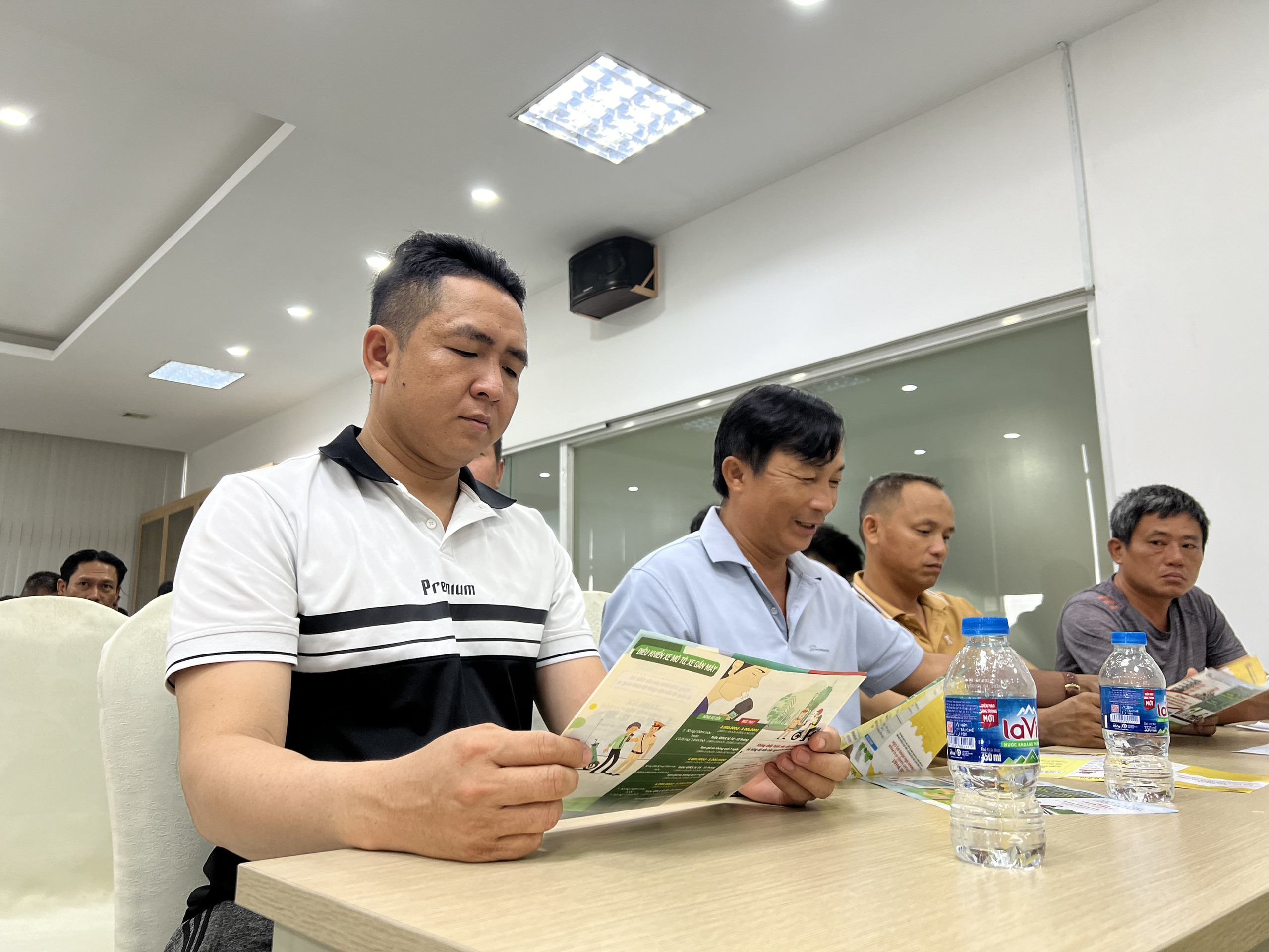 CSGT TP HCM cảnh báo hiểm họa khôn lường từ “điểm mù” ôtô- Ảnh 2.