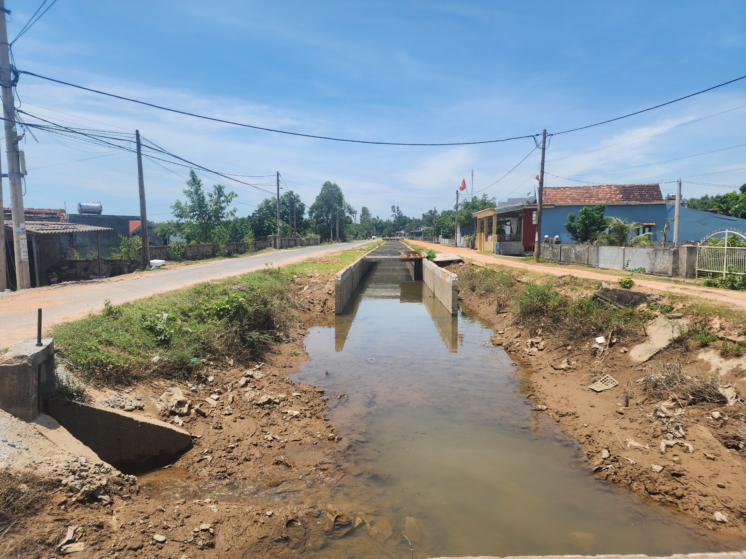Kênh mương dài 2,2 km giá hàng chục tỉ đồng nhưng thi công "ì ạch"- Ảnh 3.