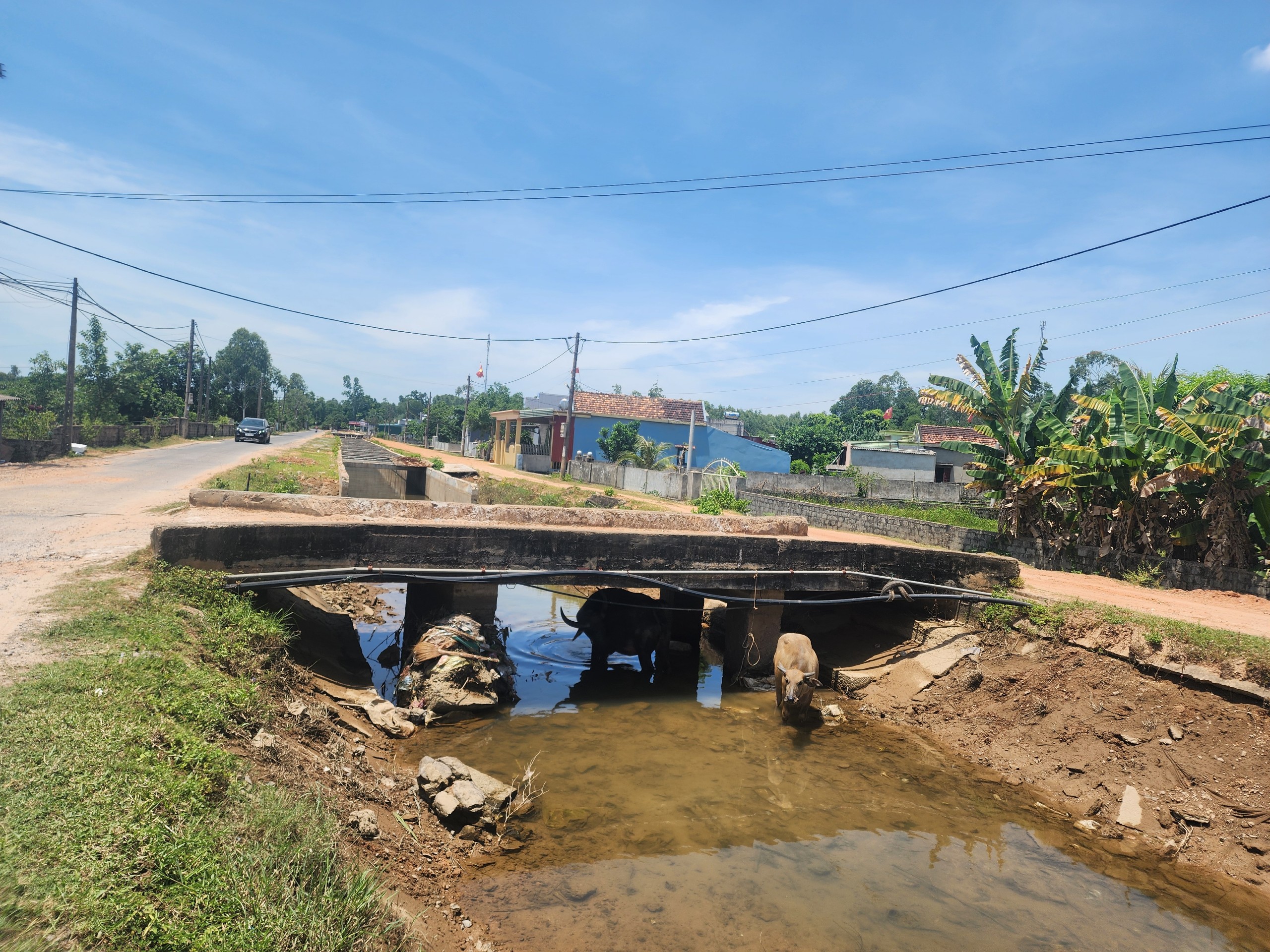 Kênh mương dài 2,2 km giá hàng chục tỉ đồng nhưng thi công "ì ạch"- Ảnh 2.