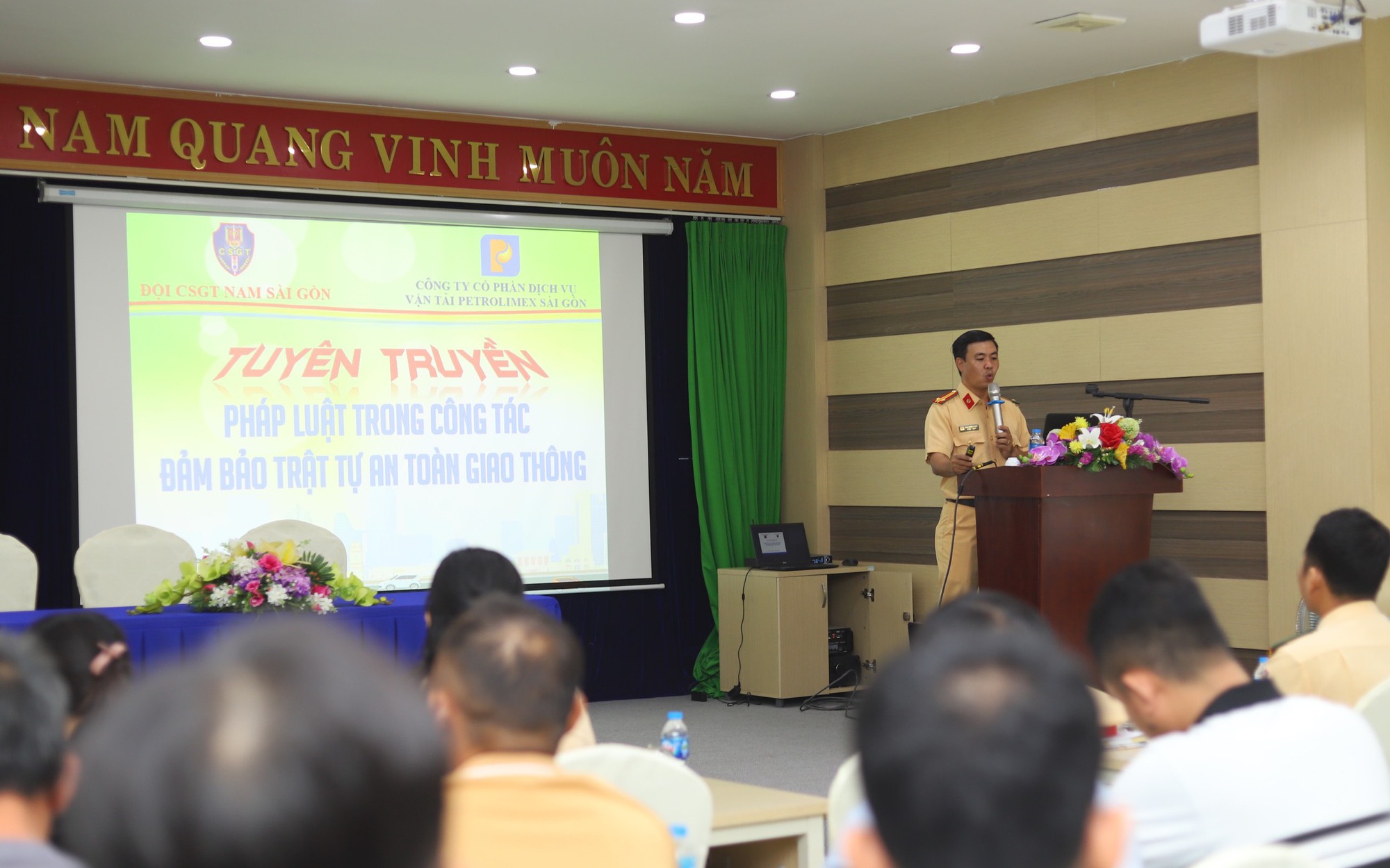 CSGT TP HCM cảnh báo hiểm họa khôn lường từ “điểm mù” ôtô