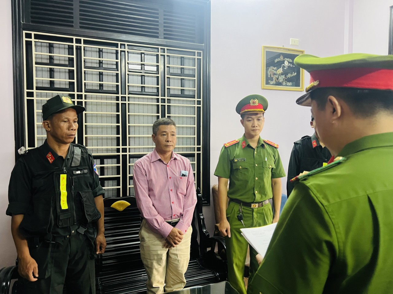 C&ocirc;ng an th&ocirc;ng tin vụ bắt nguy&ecirc;n Gi&aacute;m đốc CDC Thừa Thi&ecirc;n - Huế- Ảnh 1.