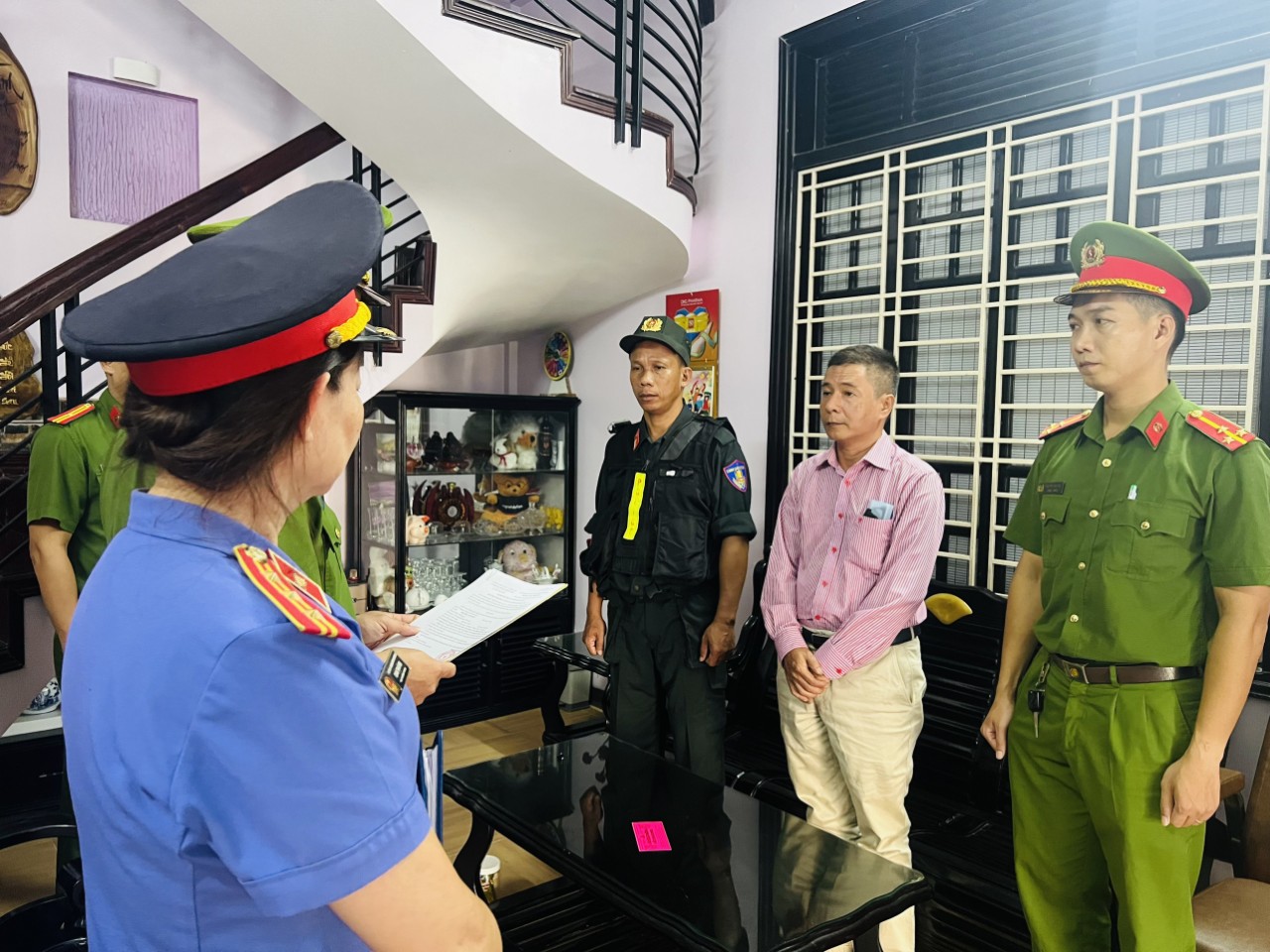 C&ocirc;ng an th&ocirc;ng tin vụ bắt nguy&ecirc;n Gi&aacute;m đốc CDC Thừa Thi&ecirc;n - Huế- Ảnh 2.