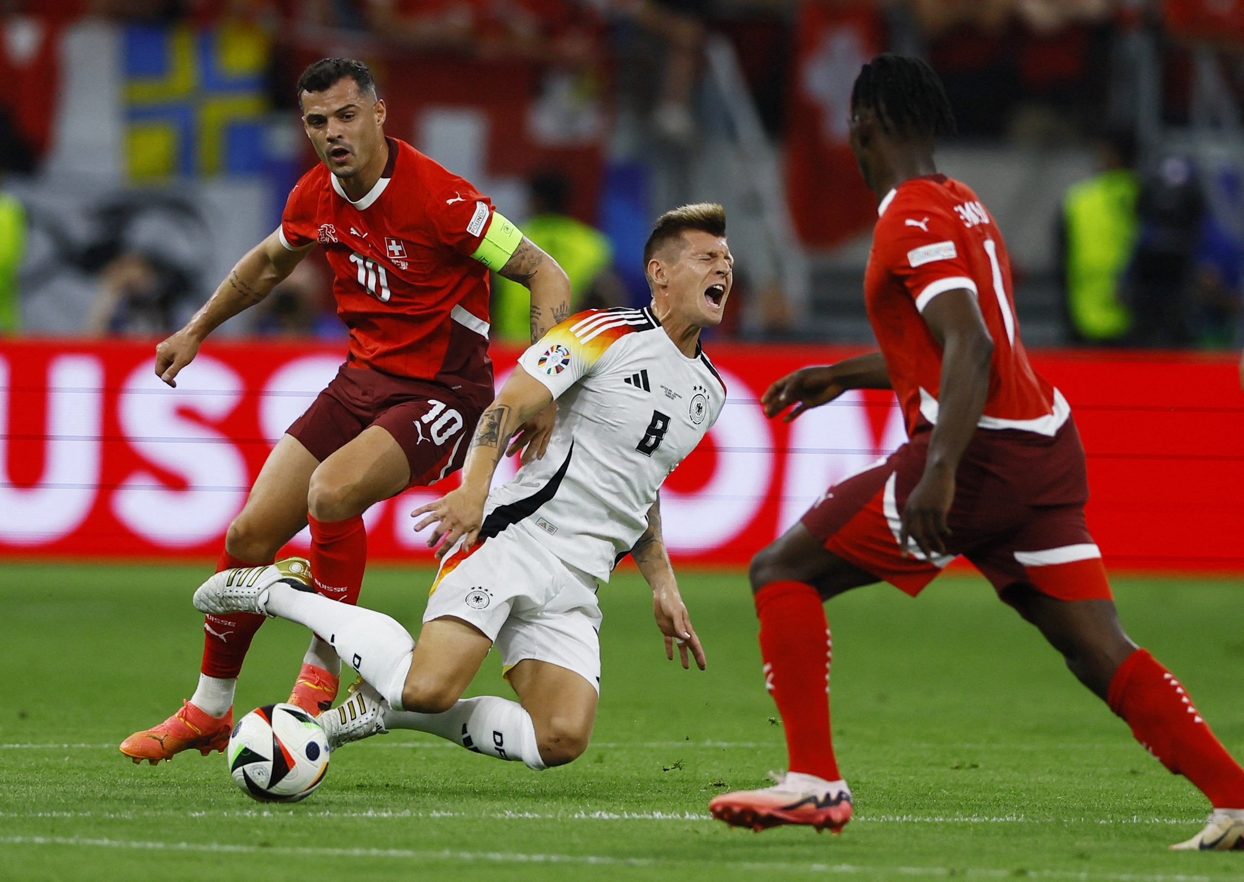 Pha tranh b&oacute;ng quyết liệt giữa hai thủ lĩnh Granit Xhaka v&agrave; Toni Kroos