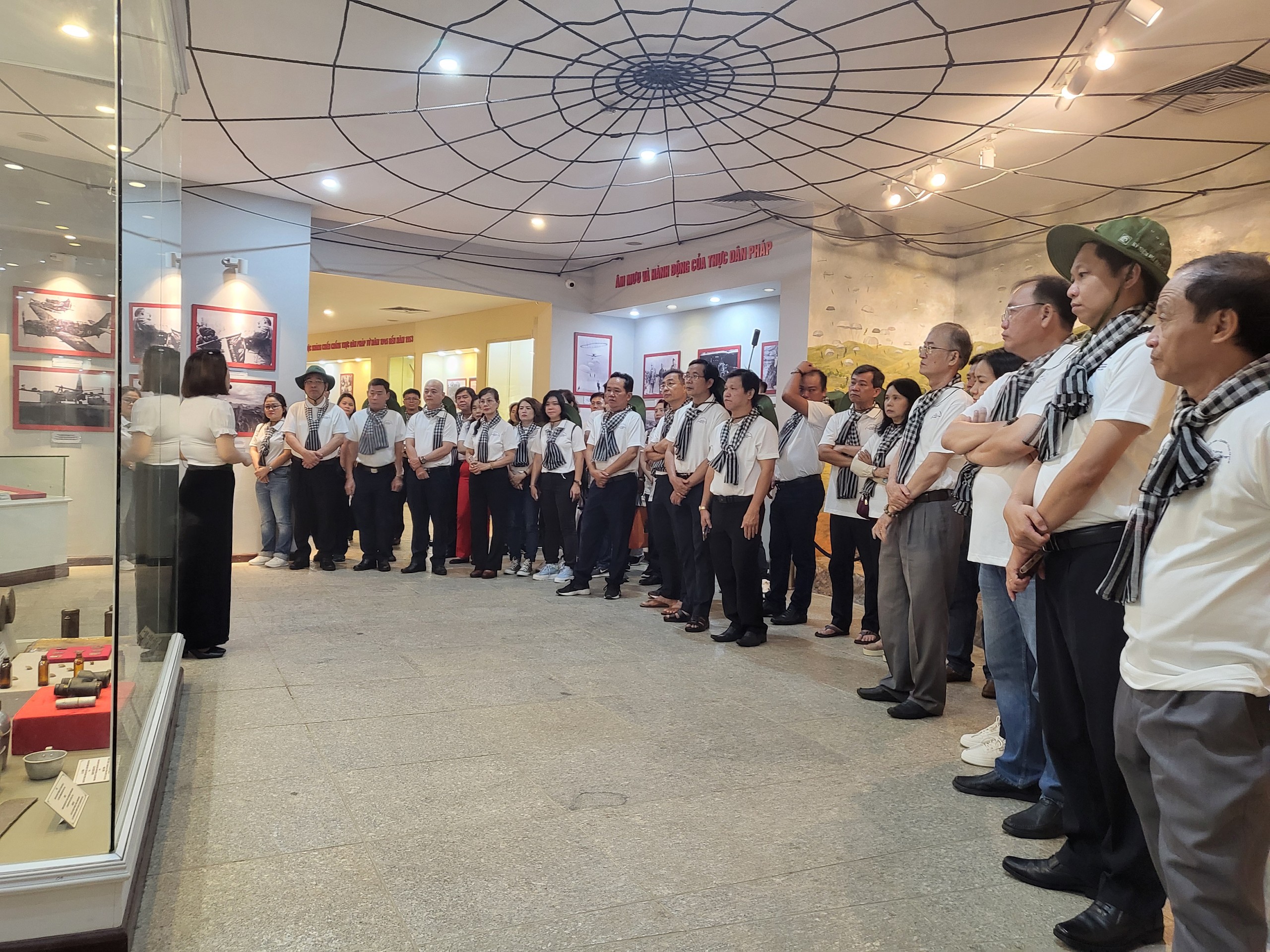 Đảng ủy khối Dân - Chính - Đảng TP HCM và Báo Người Lao Động trao tặng 1.000 lá cờ Tổ quốc - Ảnh 9.
