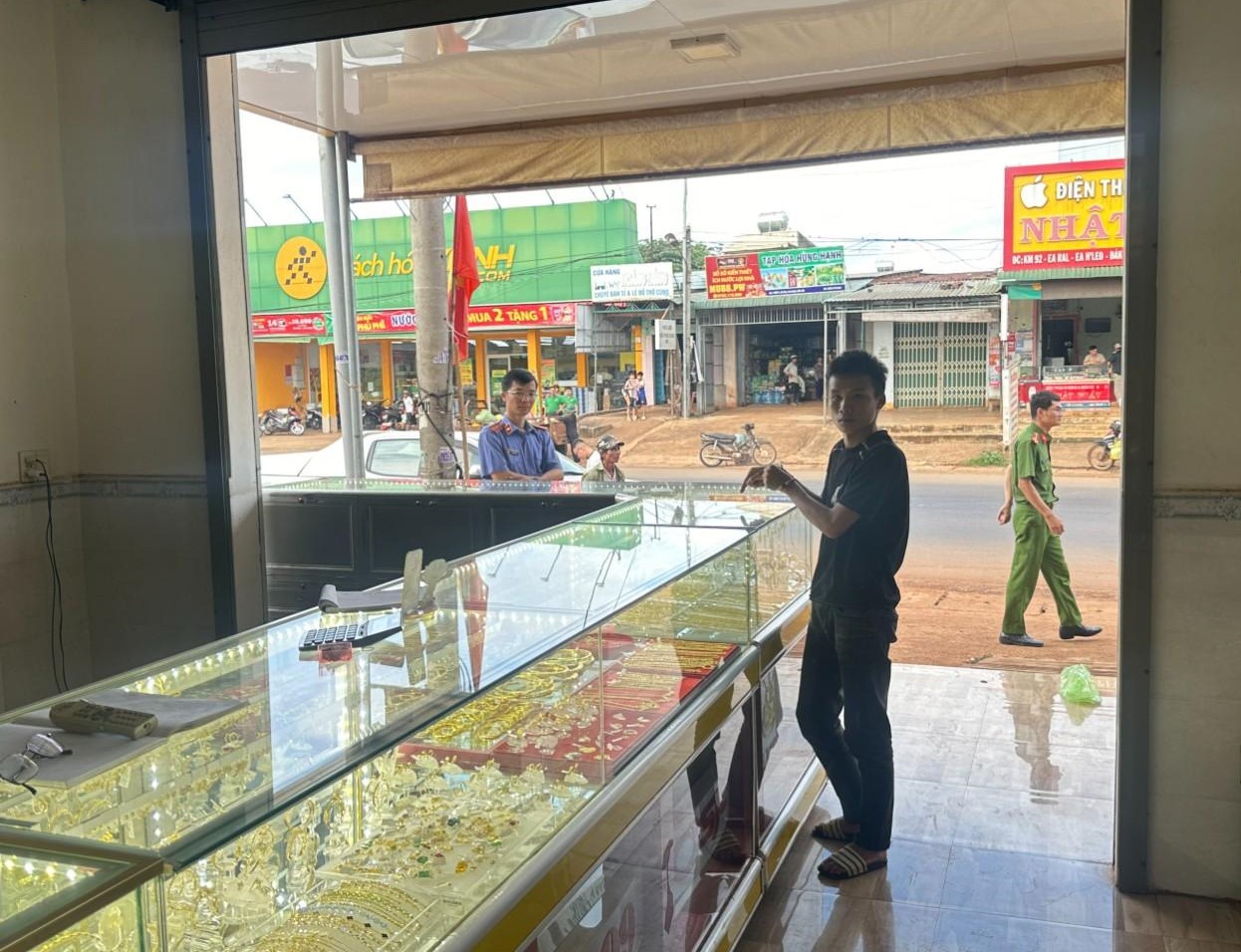 Bắt giữ thiếu ni&ecirc;n 17 tuổi cướp giật tại tiệm v&agrave;ng- Ảnh 1.