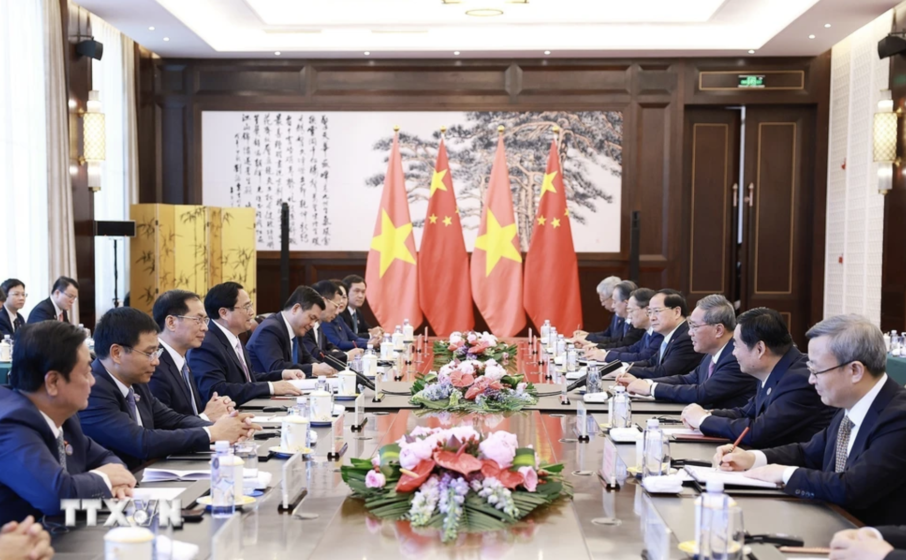 Thủ tướng Phạm Minh Ch&iacute;nh hội đ&agrave;m với Thủ tướng Trung Quốc L&yacute; Cường- Ảnh 2.
