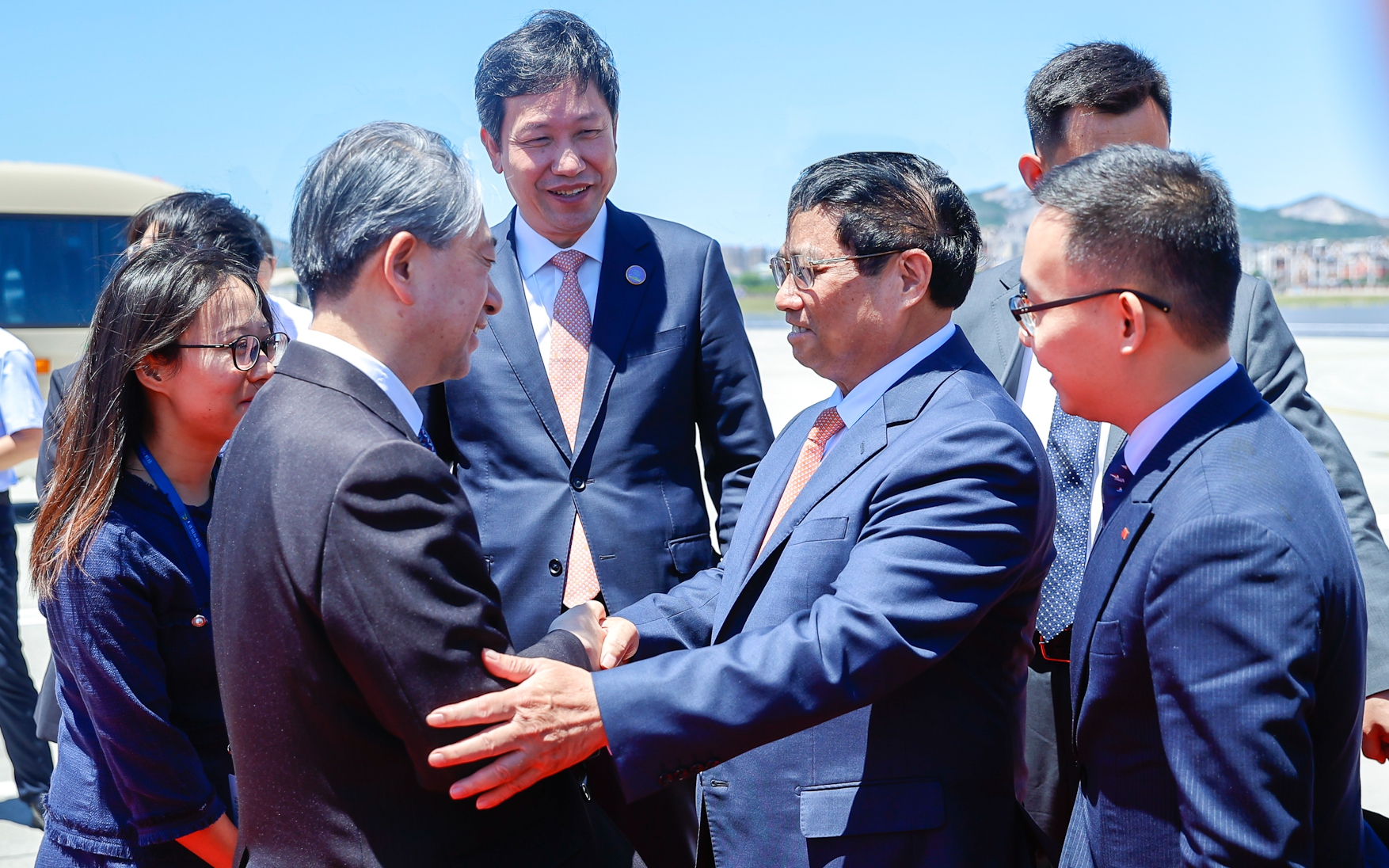 Thủ tướng tới Đại Li&ecirc;n, bắt đầu tham dự Hội nghị WEF v&agrave; l&agrave;m việc tại Trung Quốc