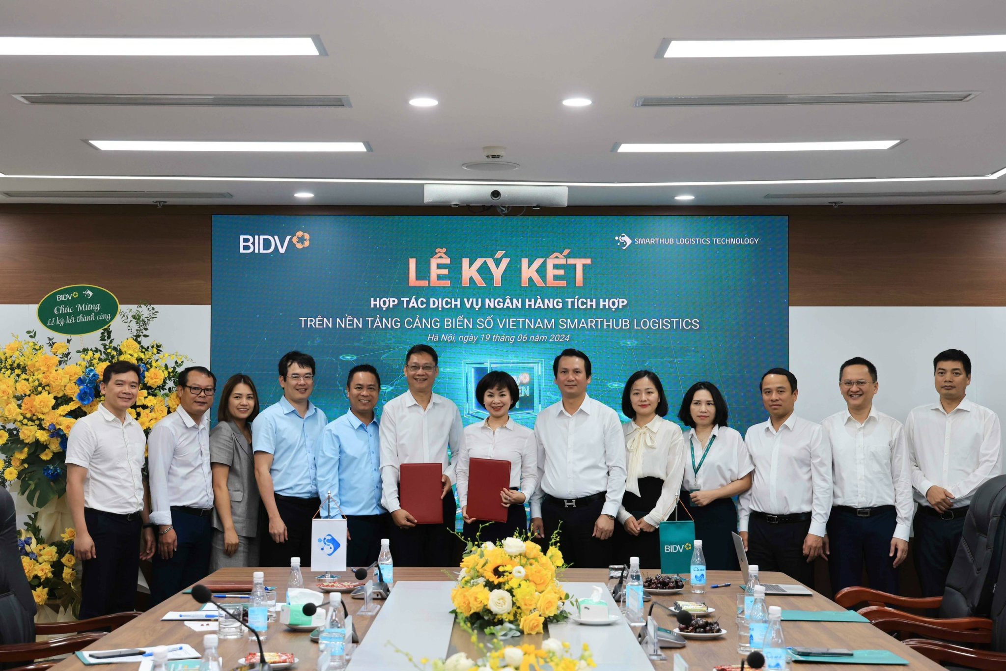B&agrave; Đỗ Thị Thanh Huyền - Gi&aacute;m đốc Ban Ch&iacute;nh s&aacute;ch sản phẩm b&aacute;n bu&ocirc;n BIDV v&agrave; &ocirc;ng Nguyễn Anh Việt - Tổng Gi&aacute;m đốc C&ocirc;ng ty SLT - k&yacute; kết Bi&ecirc;n bản ghi nhớ