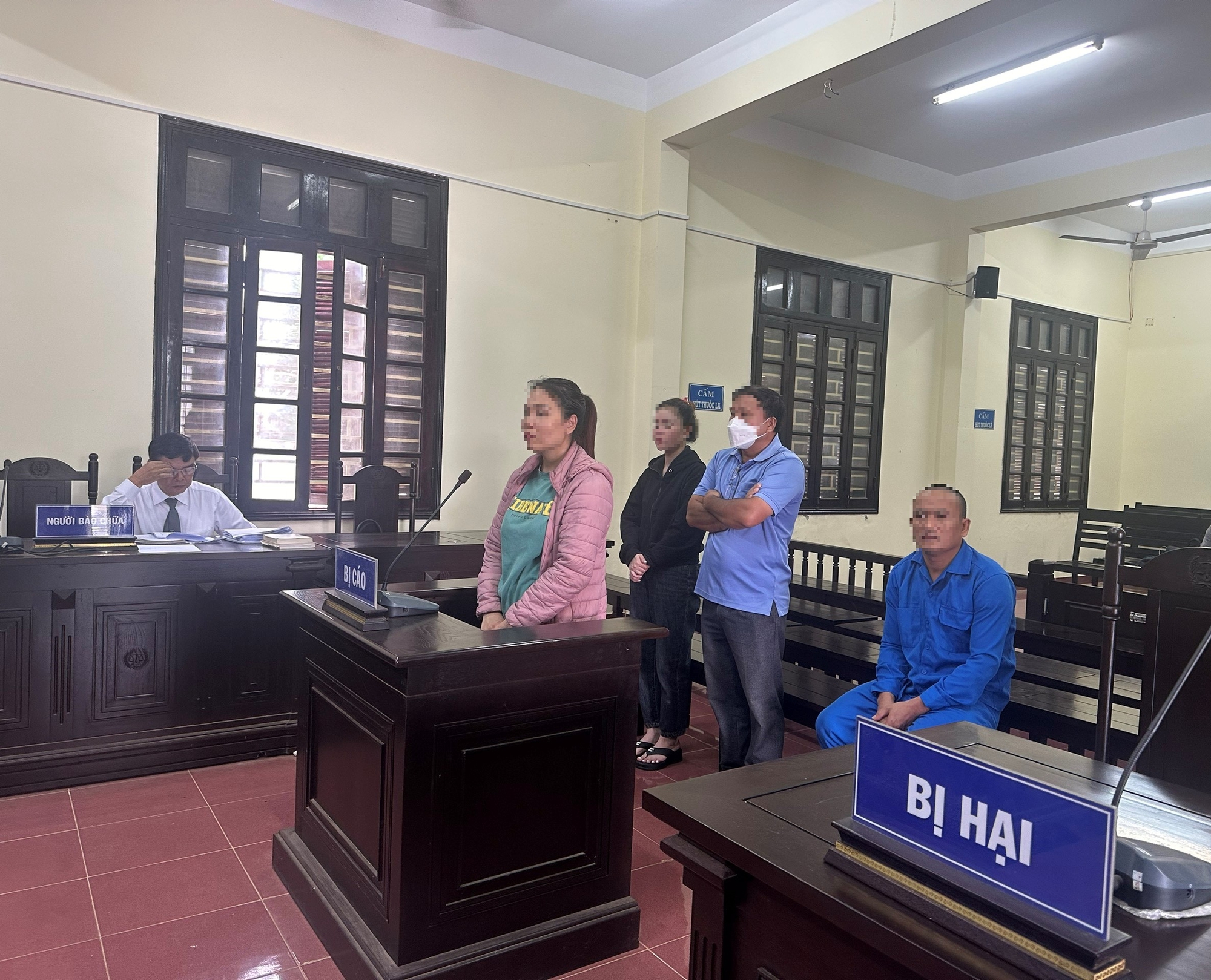 Diễn biến mới vụ đưa tiền "chạy &aacute;n" cho kẻ lừa đảo, 5 người bị buộc tội đưa hối lộ- Ảnh 1.