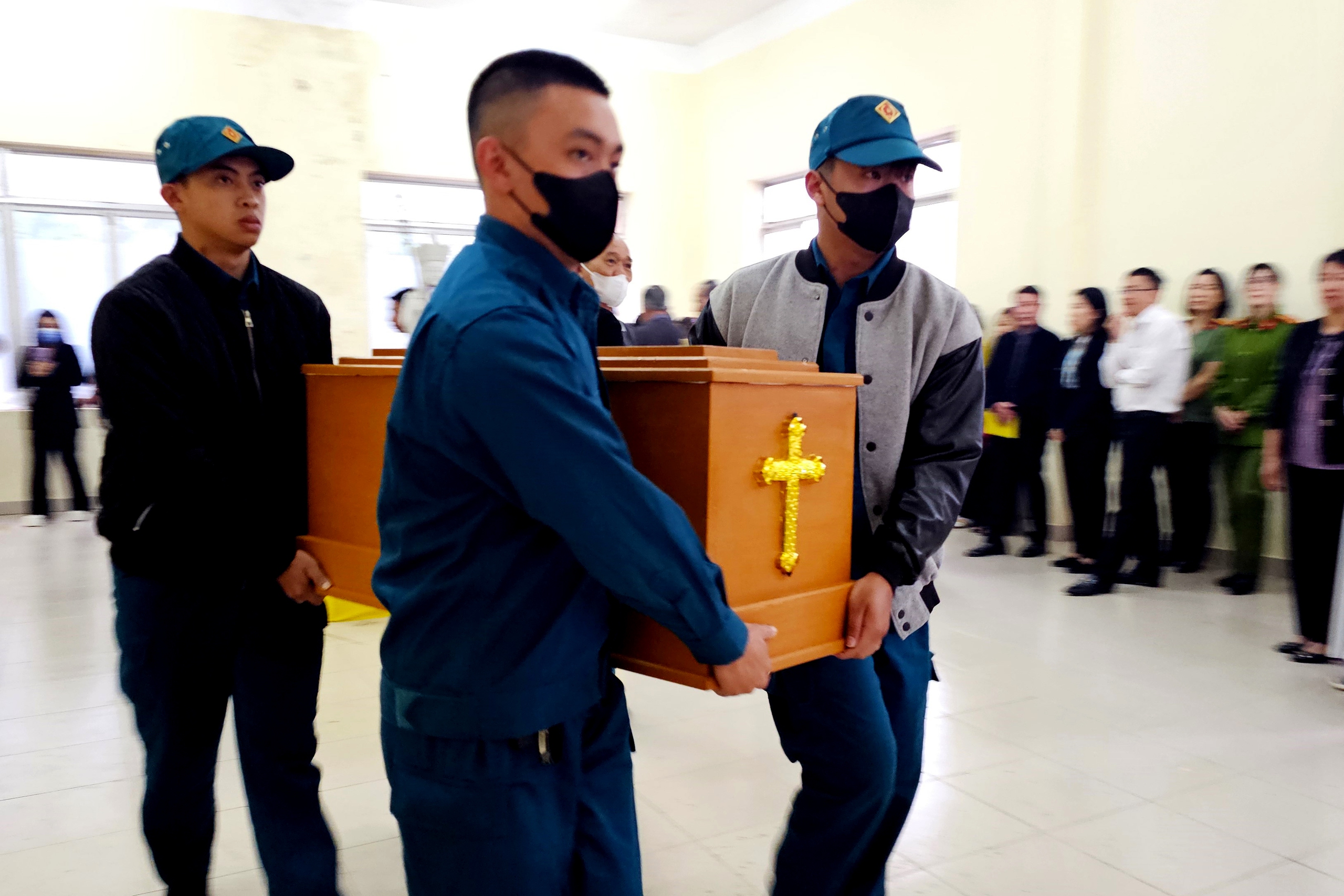 Người d&acirc;n Đ&agrave; Lạt đội mưa tiễn đưa 3 ch&aacute;u b&eacute; tử vong trong vụ ch&aacute;y nh&agrave;- Ảnh 16.