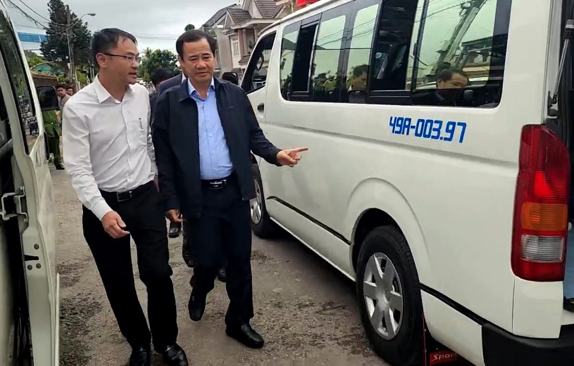 Người d&acirc;n Đ&agrave; Lạt đội mưa tiễn đưa 3 ch&aacute;u b&eacute; tử vong trong vụ ch&aacute;y nh&agrave;- Ảnh 2.
