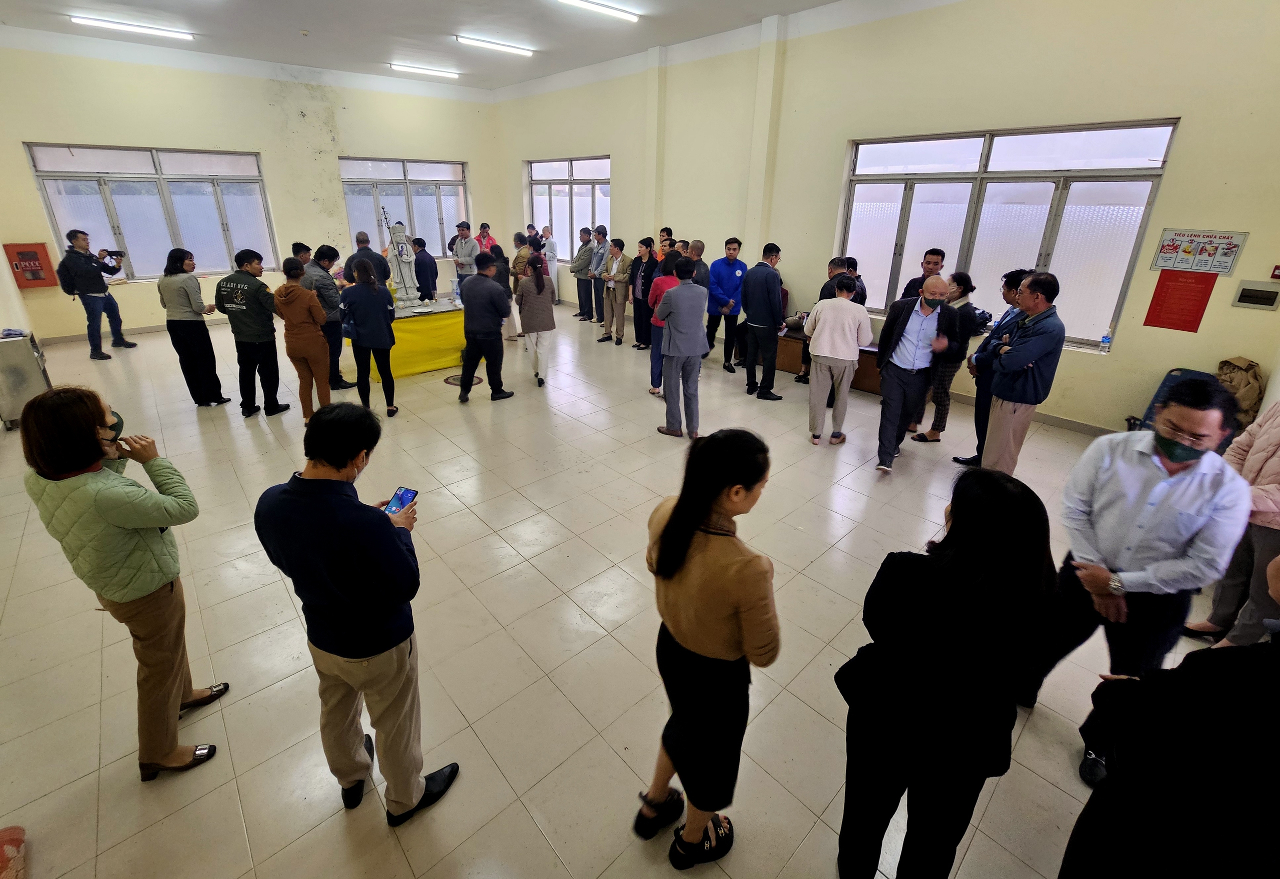 Người d&acirc;n Đ&agrave; Lạt đội mưa tiễn đưa 3 ch&aacute;u b&eacute; tử vong trong vụ ch&aacute;y nh&agrave;- Ảnh 3.