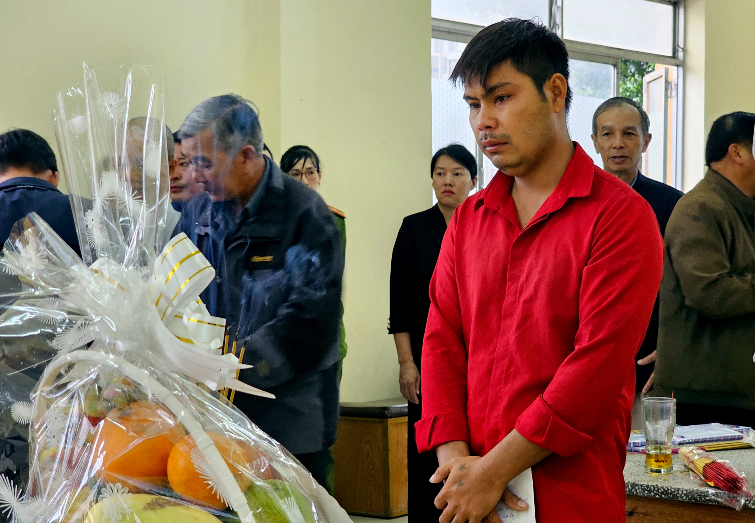 Người d&acirc;n Đ&agrave; Lạt đội mưa tiễn đưa 3 ch&aacute;u b&eacute; tử vong trong vụ ch&aacute;y nh&agrave;- Ảnh 4.
